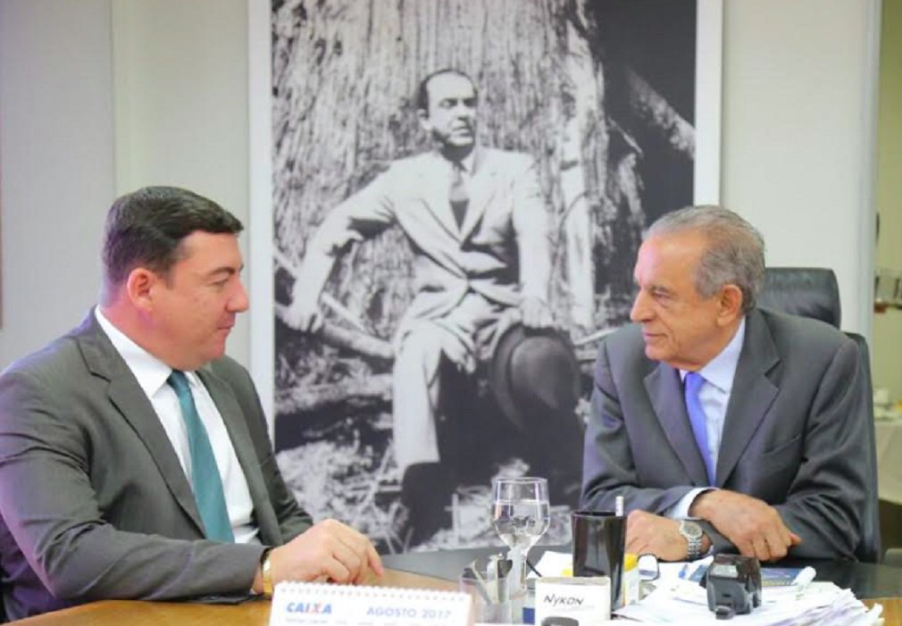 Governador interino de Goiás, José Vitti (PSDB) reuniu-se nesta terça-feira (12) com o prefeito Iris Rezende (PMDB) no Paço Municipal; os discutiram questões ligadas ao desenvolvimento de Goiânia, projetos em apreciação na Assembleia Legislativa de Goiás (Alego), como o ICMS de Gestão, que pretende redistribuir o tributo de acordo com a economia dos municípios, a crise hídrica e a retomada das obras da nova sede da Assembleia Legislativa (Foto: José Barbacena) Governador interino de Goiás, José Vitti (PSDB) reuniu-se nesta terça-feira (12) com o prefeito Iris Rezende (PMDB) no Paço Municipal; os discutiram questões ligadas ao desenvolvimento de Goiânia, projetos em apreciação na Assembleia Legislativa de Goiás (Alego), como o ICMS de Gestão, que pretende redistribuir o tributo de acordo com a economia dos municípios, a crise hídrica e a retomada das obras da nova sede da Assembleia Legislativa