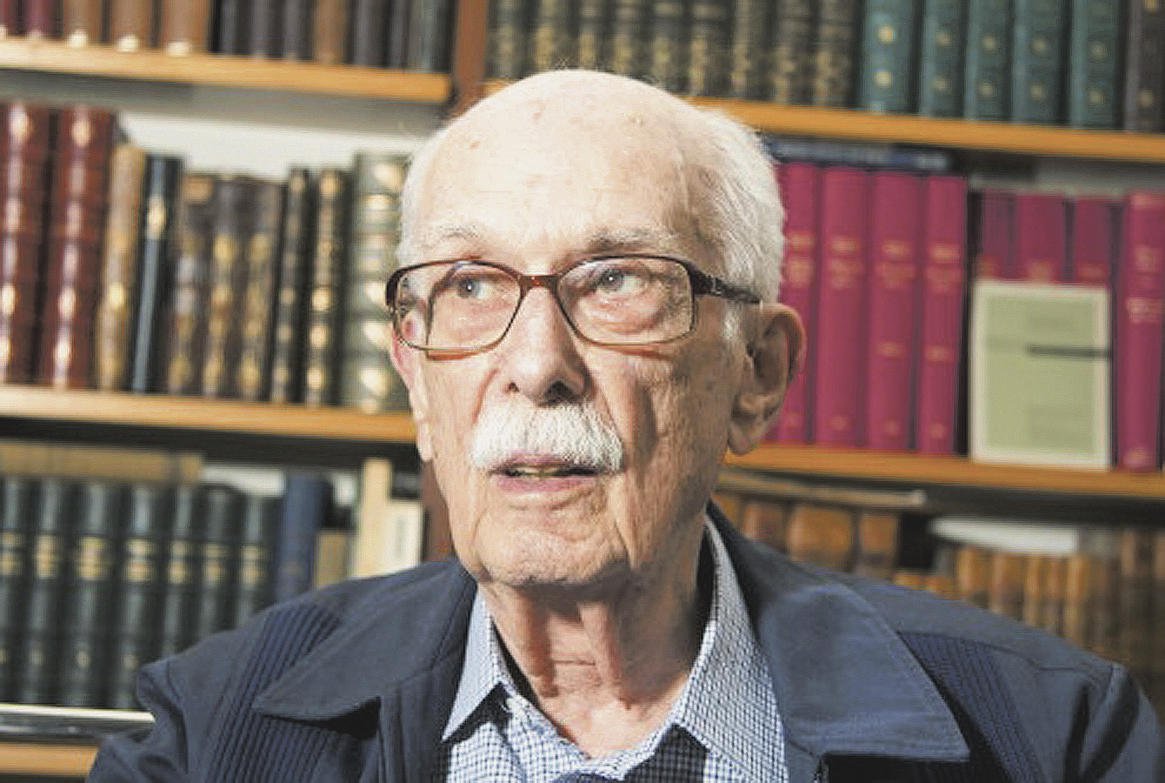 "O grau de igualdade de hoje foi obtido pelas lutas do socialismo. Portanto ele é uma doutrina triunfante. Os países que passaram pela etapa das revoluções burguesas têm o nível de vida do trabalhador que o socialismo lutou para ter, o que quer. Não vou dizer que países como França e Alemanha são socialistas, mas têm um nível de vida melhor para o trabalhador", disse o intelectual Antônio Cândido, em entrevista ao Brasil de Fato (Foto: Leonardo Attuch) "O grau de igualdade de hoje foi obtido pelas lutas do socialismo. Portanto ele é uma doutrina triunfante. Os países que passaram pela etapa das revoluções burguesas têm o nível de vida do trabalhador que o socialismo lutou para ter, o que quer. Não vou dizer que países como França e Alemanha são socialistas, mas têm um nível de vida melhor para o trabalhador", disse o intelectual Antônio Cândido, em entrevista ao Brasil de Fato
