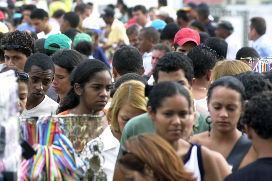Dados atualizados do IBGE revelam que o Brasil tem 207 milhões de habitantes, dos quais 15.344.447 residem na Bahia, mantendo o estado como o 4º mais populoso do Brasil, sendo menor somente que São Paulo (45,1 milhões), Minas Gerais (21,1 milhões) e Rio de Janeiro (16,7 milhões); Salvador se mantém como o 4º maior município do País, com população estimada de aproximadamente 2,95 milhões de habitantes, atrás apenas de São Paulo, Rio de Janeiro e Brasília; além de Salvador, na Bahia estão localizadas também outras 3 das 100 maiores cidades do Brasil: Feira de Santana (34ª), Vitória da Conquista (72ª) e Camaçari (90ª) (Foto: Romulo Faro) Dados atualizados do IBGE revelam que o Brasil tem 207 milhões de habitantes, dos quais 15.344.447 residem na Bahia, mantendo o estado como o 4º mais populoso do Brasil, sendo menor somente que São Paulo (45,1 milhões), Minas Gerais (21,1 milhões) e Rio de Janeiro (16,7 milhões); Salvador se mantém como o 4º maior município do País, com população estimada de aproximadamente 2,95 milhões de habitantes, atrás apenas de São Paulo, Rio de Janeiro e Brasília; além de Salvador, na Bahia estão localizadas também outras 3 das 100 maiores cidades do Brasil: Feira de Santana (34ª), Vitória da Conquista (72ª) e Camaçari (90ª)