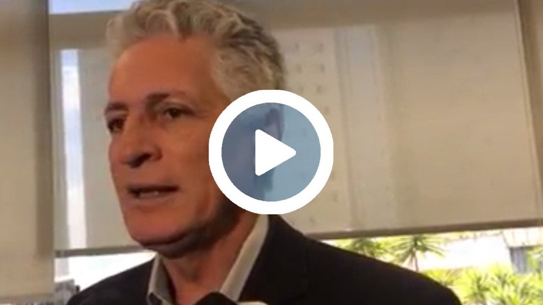 O deputado Rogério Correia (PT) fez uma síntese do que foi a nova reunião da Frente Mineira em Defesa da Cemig; "Vamos atuar em dois eixos: um no campo jurídico, com várias ações populares no Brasil inteiro. O consumidor será afetado, vai pagar na conta de luz se a Cemig for privatizada por Temer", disse (Foto: Leonardo Lucena) O deputado Rogério Correia (PT) fez uma síntese do que foi a nova reunião da Frente Mineira em Defesa da Cemig; "Vamos atuar em dois eixos: um no campo jurídico, com várias ações populares no Brasil inteiro. O consumidor será afetado, vai pagar na conta de luz se a Cemig for privatizada por Temer", disse