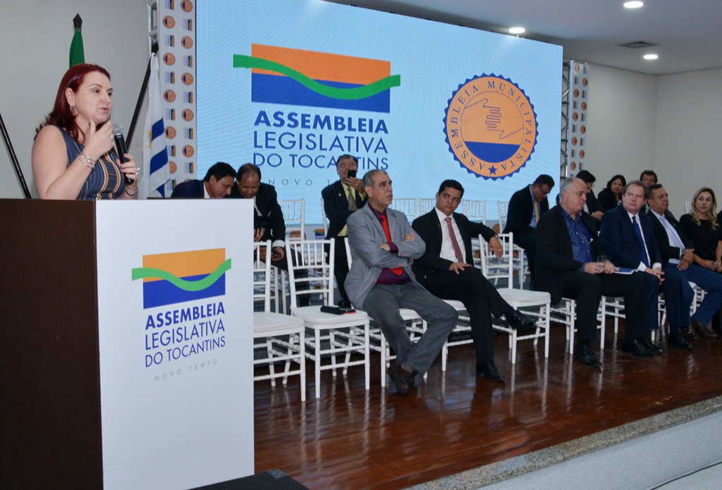 A inclusão dos municípios na decisão sobre o destino do empréstimo de R$ 453 milhões pleiteado pelo governo estadual foi comemorada no auditório da Assembleia Legislativa; para uma plateia de prefeitos e deputados, o secretário de Planejamento, David Torres, que no ato representou o governador Marcelo Miranda (PMDB), explicou procedimentos; de acordo com informações da AL-TO, cada uma das 139 cidades receberá R$ 1.02 milhão para obras (Foto: Leonardo Lucena) A inclusão dos municípios na decisão sobre o destino do empréstimo de R$ 453 milhões pleiteado pelo governo estadual foi comemorada no auditório da Assembleia Legislativa; para uma plateia de prefeitos e deputados, o secretário de Planejamento, David Torres, que no ato representou o governador Marcelo Miranda (PMDB), explicou procedimentos; de acordo com informações da AL-TO, cada uma das 139 cidades receberá R$ 1.02 milhão para obras