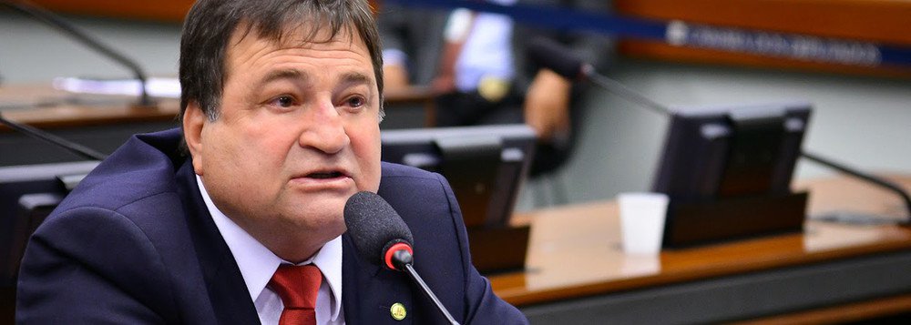 O deputado federal César Halum (PRB-TO) denuncia o descaso com a saúde o município de Araguaína; "Há dez meses, não tem médico perito do INSS", afirmou o parlamentar, durante pronunciamento na Câmara; segundo o congressista, havia cinco médicos, sendo dois aposentados, e três o INSS transferiu para atender ao desejo do servidor; "As pessoas doentes precisam fazer perícia e têm que se deslocar até 200 km de distância", disse Halum (Foto: Leonardo Lucena) O deputado federal César Halum (PRB-TO) denuncia o descaso com a saúde o município de Araguaína; "Há dez meses, não tem médico perito do INSS", afirmou o parlamentar, durante pronunciamento na Câmara; segundo o congressista, havia cinco médicos, sendo dois aposentados, e três o INSS transferiu para atender ao desejo do servidor; "As pessoas doentes precisam fazer perícia e têm que se deslocar até 200 km de distância", disse Halum