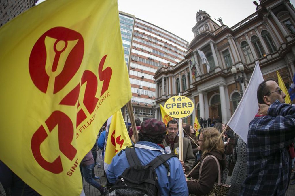 O Centro dos Professores do Estado do Rio Grande do Sul (Cpers) realiza nos próximos dias 27 e 28 de junho eleições para definir sua nova direção estadual e as direções dos 42 núcleos regionais da entidade para os próximos três anos; de acordo com a comissão eleitoral do sindicato, são 82.923 professores e funcionários, ativos e inativos, sócios aptos a votar para definir se reelegem a atual gestão ou optam por uma das três chapas de oposição; veja as principais pautas de cada candidato (a) à presidência do sindicato (Foto: Leonardo Lucena) O Centro dos Professores do Estado do Rio Grande do Sul (Cpers) realiza nos próximos dias 27 e 28 de junho eleições para definir sua nova direção estadual e as direções dos 42 núcleos regionais da entidade para os próximos três anos; de acordo com a comissão eleitoral do sindicato, são 82.923 professores e funcionários, ativos e inativos, sócios aptos a votar para definir se reelegem a atual gestão ou optam por uma das três chapas de oposição; veja as principais pautas de cada candidato (a) à presidência do sindicato