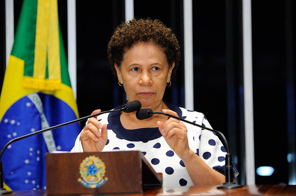 A senadora Regina Sousa (PT-PI) lamentou em Plenário os vetos da Presidência da República à Lei de Diretrizes Orçamentárias; de acordo com a parlamentar, os vetos mostram que decisão de congelar os gastos públicos por 20 anos prejudica áreas como a educação e a saúde (EC 95); os partidos de esquerda se posicionaram contra a medida; "A gente dizia que, com a PEC do Teto dos gastos, saúde e educação iriam ter problemas, que iria diminuir o financiamento. Diziam que não, mas o veto mostra que sim" (Foto: Leonardo Lucena) A senadora Regina Sousa (PT-PI) lamentou em Plenário os vetos da Presidência da República à Lei de Diretrizes Orçamentárias; de acordo com a parlamentar, os vetos mostram que decisão de congelar os gastos públicos por 20 anos prejudica áreas como a educação e a saúde (EC 95); os partidos de esquerda se posicionaram contra a medida; "A gente dizia que, com a PEC do Teto dos gastos, saúde e educação iriam ter problemas, que iria diminuir o financiamento. Diziam que não, mas o veto mostra que sim"