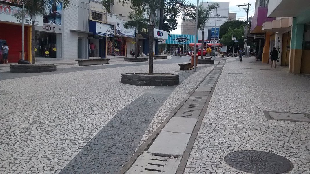 Prefeitos e secretários de diversos municípios alagoanos estiveram reunidos para discutir medidas que possam fortalecer o comércio local; objetivo do encontro foi aproximar empresariado e gestores municipais, colocando em pauta políticas favoráveis à área (Foto: Voney Malta) Prefeitos e secretários de diversos municípios alagoanos estiveram reunidos para discutir medidas que possam fortalecer o comércio local; objetivo do encontro foi aproximar empresariado e gestores municipais, colocando em pauta políticas favoráveis à área