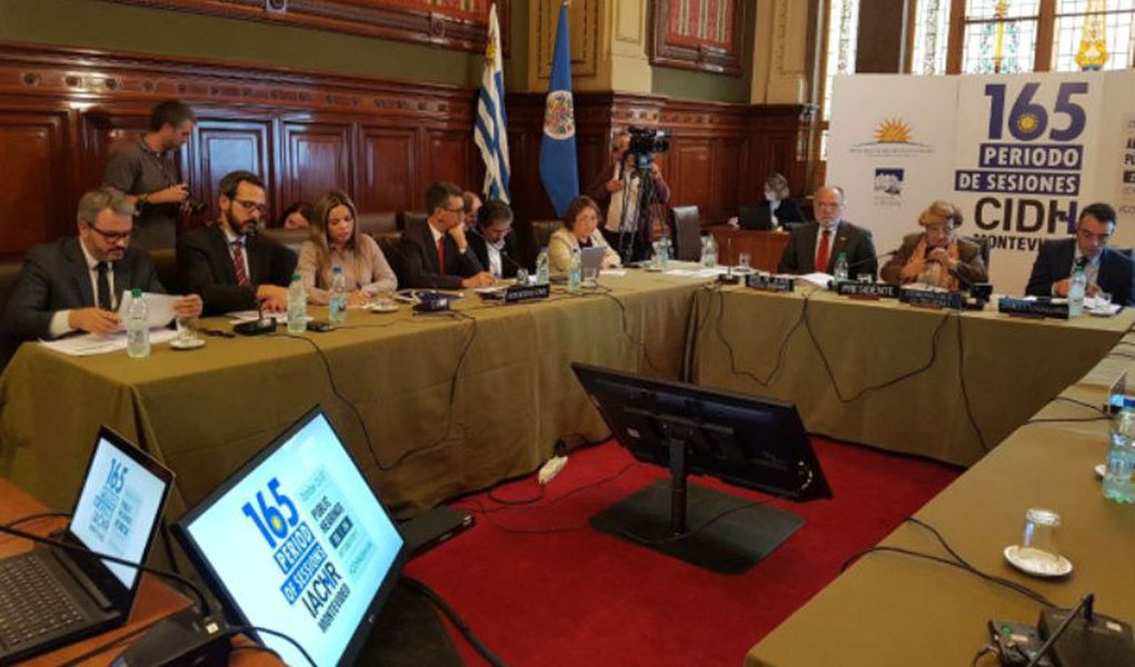 Central Única dos Trabalhadores (CUT) solicitou à Comissão Interamericana de Direitos Humanos (CIDH), da Organização dos Estados Americanos (OEA), que envie representantes ao Brasil para ouvir trabalhadores e avaliar retrocessos da reforma trabalhista do governo Temer; "Essa reforma trabalhista agride os direitos humanos, uma vez que o trabalho digno é um desses direitos. Levamos à Organização Internacional do Trabalho (OIT), no meio do ano. Agora levamos à OEA, e vamos continuar denunciando aos organismos internacionais os ataques aos direitos trabalhistas", afirmou secretário de Relações Internacionais da CUT, Antônio Lisboa, à Rádio Brasil Atual nesta quinta-feira (26) (Foto: Aquiles Lins) Central Única dos Trabalhadores (CUT) solicitou à Comissão Interamericana de Direitos Humanos (CIDH), da Organização dos Estados Americanos (OEA), que envie representantes ao Brasil para ouvir trabalhadores e avaliar retrocessos da reforma trabalhista do governo Temer; "Essa reforma trabalhista agride os direitos humanos, uma vez que o trabalho digno é um desses direitos. Levamos à Organização Internacional do Trabalho (OIT), no meio do ano. Agora levamos à OEA, e vamos continuar denunciando aos organismos internacionais os ataques aos direitos trabalhistas", afirmou secretário de Relações Internacionais da CUT, Antônio Lisboa, à Rádio Brasil Atual nesta quinta-feira (26)