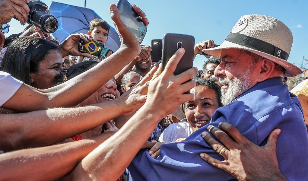 Ex-ministro da Educação Aloizio Mercadante diz que o julgamento do recurso de Lula pelo TRF-4 em tempo recorde é mais uma prova da caçada judicial ao ex-presidente; "Toda essa perseguição tem um objetivo claro: impedir que Lula se eleja novamente para, mais uma vez, realizar as conquistas econômicas, políticas e sociais de que o povo brasileiro precisa para se tornar cada vez mais altivo e soberano", diz ele; "A candidatura de Lula é a única que, até agora, se apresenta com credibilidade suficiente para se antepor à agenda de ortodoxia fiscal permanente e às reformas neoliberais patrocinadas pela turma do golpe. Todas as outras pré-candidaturas, com exceções das pouco competitivas no campo progressista, se apresentam como mera continuidade do golpe", diz Mercadante (Foto: Aloizio Mercadante) Ex-ministro da Educação Aloizio Mercadante diz que o julgamento do recurso de Lula pelo TRF-4 em tempo recorde é mais uma prova da caçada judicial ao ex-presidente; "Toda essa perseguição tem um objetivo claro: impedir que Lula se eleja novamente para, mais uma vez, realizar as conquistas econômicas, políticas e sociais de que o povo brasileiro precisa para se tornar cada vez mais altivo e soberano", diz ele; "A candidatura de Lula é a única que, até agora, se apresenta com credibilidade suficiente para se antepor à agenda de ortodoxia fiscal permanente e às reformas neoliberais patrocinadas pela turma do golpe. Todas as outras pré-candidaturas, com exceções das pouco competitivas no campo progressista, se apresentam como mera continuidade do golpe", diz Mercadante