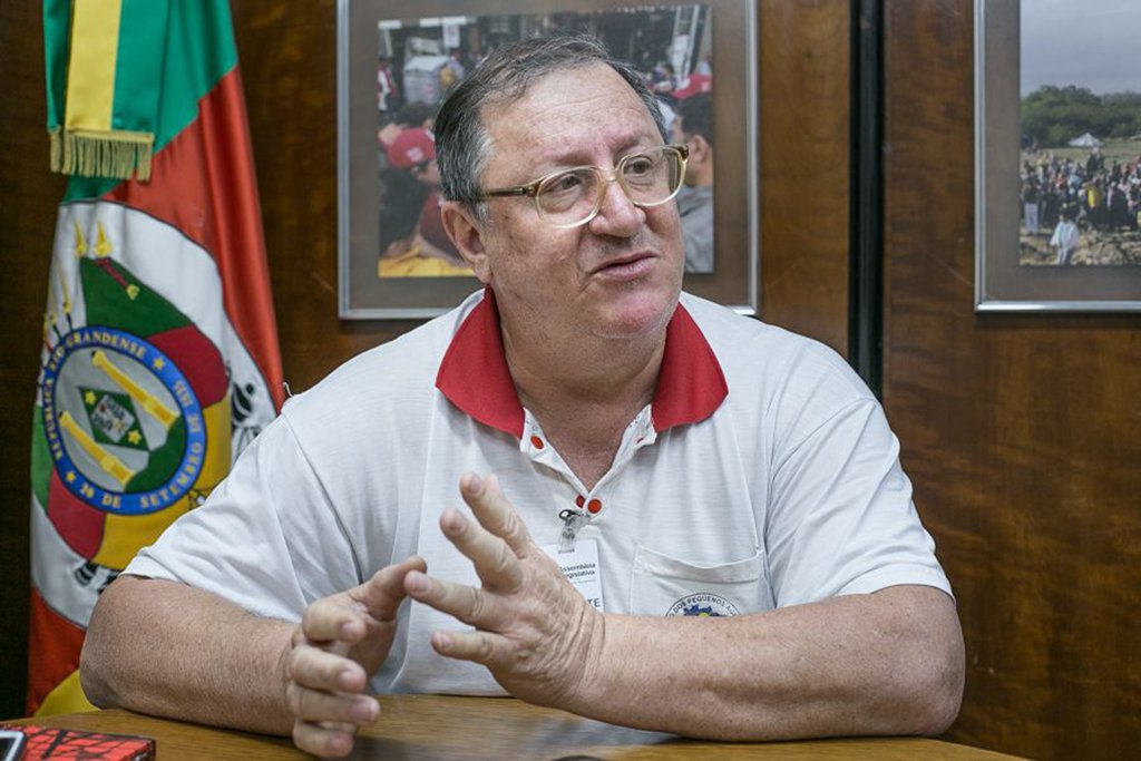 Na gestão FHC, consolidou-se um modelo de exploração do campo, assentado em uma poderosa estrutura de financiamento com acesso a capitais voláteis internacionais, que passaram a controlar o mercado agrícola; grandes fazendeiros perderam poder para o capital financeiro; é um modelo petrodependente; "Do pneu do trator ao insumo agrícola é tudo feito com petróleo", diz Frei Sérgio Antônio Gorgen, frade franciscano da Ordem dos Frades Menores do Rio Grande do Sul; todo o diagnóstico está em seu livro “Trincheiras da Resistência Camponesa”; esse modelo, avalia, colocará a segurança alimentar do planeta em sério risco quando a escassez do petróleo aumentar (Foto: Leonardo Lucena) Na gestão FHC, consolidou-se um modelo de exploração do campo, assentado em uma poderosa estrutura de financiamento com acesso a capitais voláteis internacionais, que passaram a controlar o mercado agrícola; grandes fazendeiros perderam poder para o capital financeiro; é um modelo petrodependente; "Do pneu do trator ao insumo agrícola é tudo feito com petróleo", diz Frei Sérgio Antônio Gorgen, frade franciscano da Ordem dos Frades Menores do Rio Grande do Sul; todo o diagnóstico está em seu livro “Trincheiras da Resistência Camponesa”; esse modelo, avalia, colocará a segurança alimentar do planeta em sério risco quando a escassez do petróleo aumentar