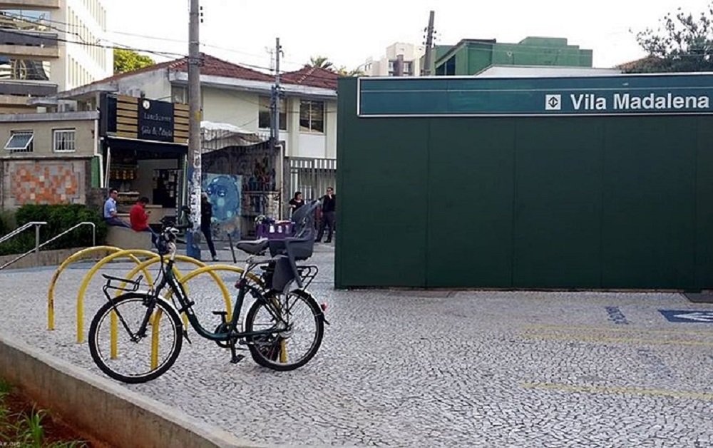 Ciclistas que chegam à estação Santa Cecília, da Linha 3-Vermelha do Metrô, paulista se deparam com o bicicletário fechado; o governador Geraldo Alckmin (PSDB) decidiu trocar os espaços cercados por paraciclos, alegando redução de custo e pouco uso dos bicicletários; no final de agosto, o espaço para bicicletas da estação Vila Madalena, da Linha 2-Verde, também foi fechado. As estações Brás (Linha 3-Vermelha), Liberdade e Paraíso (Linha 1-Azul) também tiveram seus bicicletários fechados esse ano (Foto: Romulo Faro) Ciclistas que chegam à estação Santa Cecília, da Linha 3-Vermelha do Metrô, paulista se deparam com o bicicletário fechado; o governador Geraldo Alckmin (PSDB) decidiu trocar os espaços cercados por paraciclos, alegando redução de custo e pouco uso dos bicicletários; no final de agosto, o espaço para bicicletas da estação Vila Madalena, da Linha 2-Verde, também foi fechado. As estações Brás (Linha 3-Vermelha), Liberdade e Paraíso (Linha 1-Azul) também tiveram seus bicicletários fechados esse ano