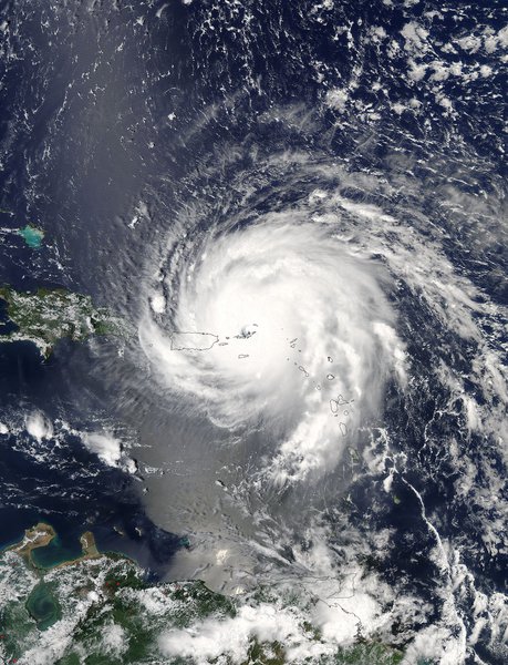 O olho do Furacão Irma atingiu as ilhas Turks e Caicos - território britânico no Caribe na noite dessa quinta-feira (7); quatro das 14 vítimas confirmadas são das Ilhas Virgens americanas; demais mortes foram registradas na ilha franco-holandesa St. Martin; nesta sexta-feira, 8, o Irma perdeu força, sendo classificado na categoria 4; ele deve alcançar as Bahamas e depois Cuba;a previsão é que ele chegue ao sul da Flórida na madrugada de domingo (10), na categoria 5 ou baixar para a 4, ainda ventos fortes ventos (Foto: Aquiles Lins) O olho do Furacão Irma atingiu as ilhas Turks e Caicos - território britânico no Caribe na noite dessa quinta-feira (7); quatro das 14 vítimas confirmadas são das Ilhas Virgens americanas; demais mortes foram registradas na ilha franco-holandesa St. Martin; nesta sexta-feira, 8, o Irma perdeu força, sendo classificado na categoria 4; ele deve alcançar as Bahamas e depois Cuba;a previsão é que ele chegue ao sul da Flórida na madrugada de domingo (10), na categoria 5 ou baixar para a 4, ainda ventos fortes ventos