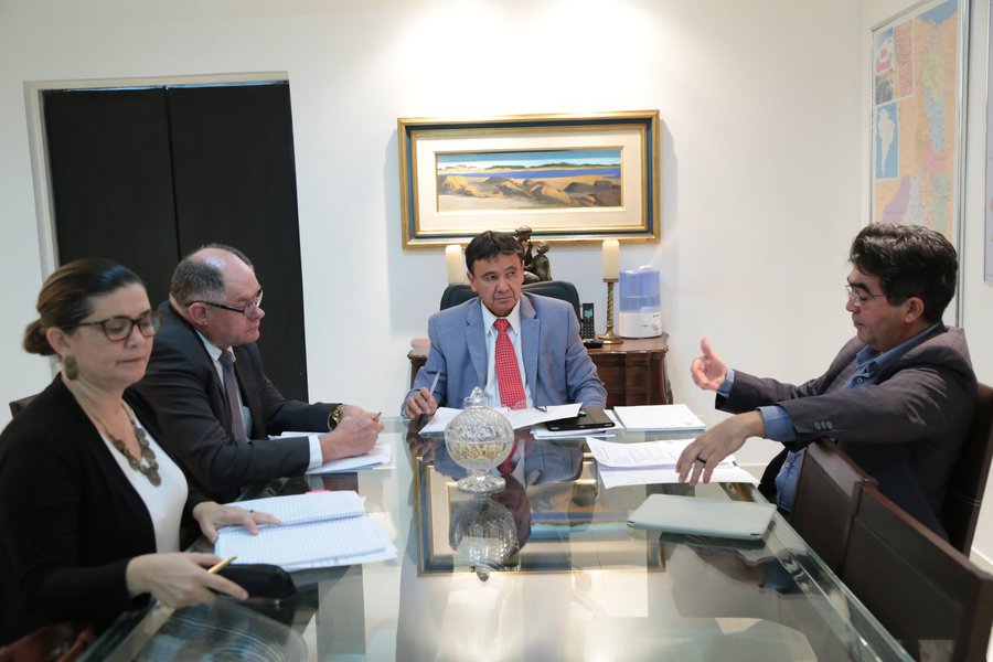 O governador Wellington Dias recebeu, em audiência no Palácio de Karnak, o secretário de Estado do Desenvolvimento Rural, Francisco Limma; dentre os assuntos tratados, estava o apoio aos pequenos e médios produtores com a implantação do Fertmóvel, laboratório móvel que realiza análises do solo em todo o estado, em assentamentos, comunidades e propriedades rurais e núcleos familiares provenientes da agricultura familiar (Foto: Leonardo Lucena) O governador Wellington Dias recebeu, em audiência no Palácio de Karnak, o secretário de Estado do Desenvolvimento Rural, Francisco Limma; dentre os assuntos tratados, estava o apoio aos pequenos e médios produtores com a implantação do Fertmóvel, laboratório móvel que realiza análises do solo em todo o estado, em assentamentos, comunidades e propriedades rurais e núcleos familiares provenientes da agricultura familiar