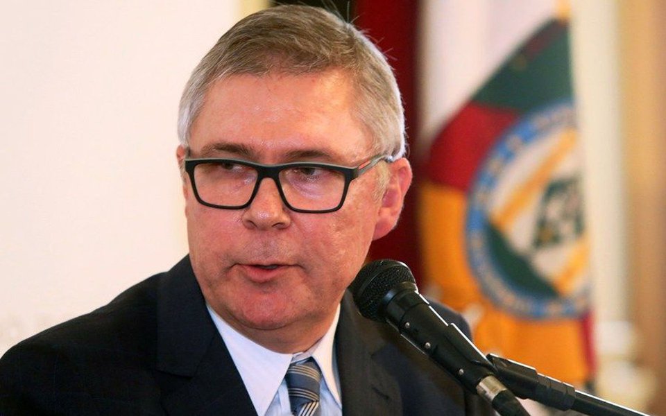 Em 27 de abril, o governador José Ivo Sartori (PMDB) nomeou o então secretário-executivo do movimento Agenda 2020, Ronald Krummenauer, como novo secretário de Educação; Krumennauer diz que focará sua atuação na elaboração de um projeto de estado para melhoria da educação que possa ter continuidade no futuro e no aperfeiçoamento da gestão; por outro lado, diz que a realidade financeira não permite imaginar que haja aumento de investimento na área em sua gestão; sindicato da categoria diz que é preciso uma pessoa que acredite na educação e venha brigar pela educação, não uma pessoa que já entra abrindo mão dessa briga” (Foto: Leonardo Lucena) Em 27 de abril, o governador José Ivo Sartori (PMDB) nomeou o então secretário-executivo do movimento Agenda 2020, Ronald Krummenauer, como novo secretário de Educação; Krumennauer diz que focará sua atuação na elaboração de um projeto de estado para melhoria da educação que possa ter continuidade no futuro e no aperfeiçoamento da gestão; por outro lado, diz que a realidade financeira não permite imaginar que haja aumento de investimento na área em sua gestão; sindicato da categoria diz que é preciso uma pessoa que acredite na educação e venha brigar pela educação, não uma pessoa que já entra abrindo mão dessa briga”