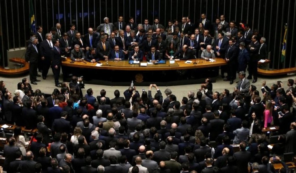 Para o editor do Tijolaço, Fernando Brito, "o par de palavras talvez baste para definir o que se passa com o povo e as instituições brasileiras e a falta de surpresa com o desfecho previsível da votação da admissibilidade da segunda denúncia contra Michel Temer. O resultado é o que todos sabiam, com os votos que todos sabiam e a desfaçatez que todos esperavam"; "O governo de canalhas, elevado ao poder por um congresso de canalhas, julgando as denúncias produzidas por um bando de canalhas foi preservado, claro, em nome da canalhice geral", dispara (Foto: Paulo Emílio) Para o editor do Tijolaço, Fernando Brito, "o par de palavras talvez baste para definir o que se passa com o povo e as instituições brasileiras e a falta de surpresa com o desfecho previsível da votação da admissibilidade da segunda denúncia contra Michel Temer. O resultado é o que todos sabiam, com os votos que todos sabiam e a desfaçatez que todos esperavam"; "O governo de canalhas, elevado ao poder por um congresso de canalhas, julgando as denúncias produzidas por um bando de canalhas foi preservado, claro, em nome da canalhice geral", dispara