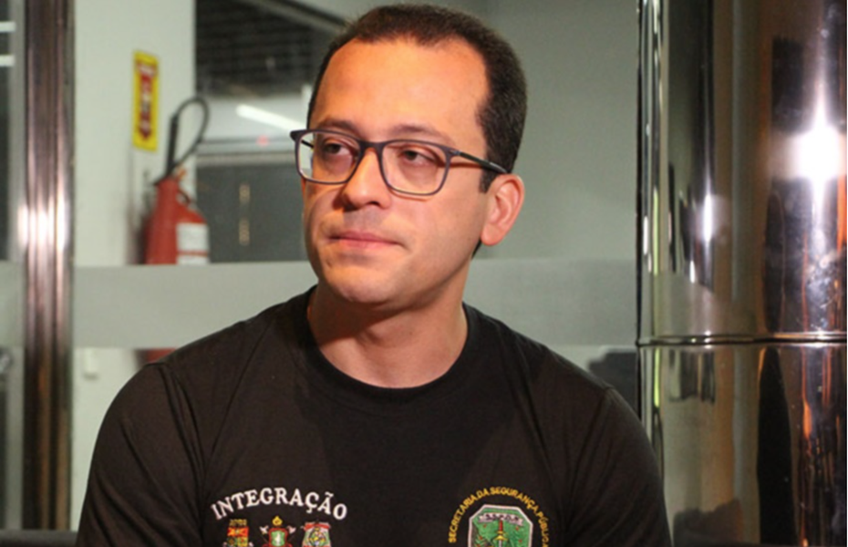 O secretário de Segurança do Estado, André Costa, foi marcado em uma publicação na rede social na qual um suposto integrante da facção criminosa Comando Vermelho diz que “quem manda é o Gueto”. “Quero ver você tirar as barricadas de novo seu verme. Aqui é CV, porra! (...) Vamos acabar com vocês. (...) Bota a cara aqui no Gueto, nós fechamos foi tudo de novo, quem manda é nós”, diz o post (Foto: Rodrigo Rocha) O secretário de Segurança do Estado, André Costa, foi marcado em uma publicação na rede social na qual um suposto integrante da facção criminosa Comando Vermelho diz que “quem manda é o Gueto”. “Quero ver você tirar as barricadas de novo seu verme. Aqui é CV, porra! (...) Vamos acabar com vocês. (...) Bota a cara aqui no Gueto, nós fechamos foi tudo de novo, quem manda é nós”, diz o post