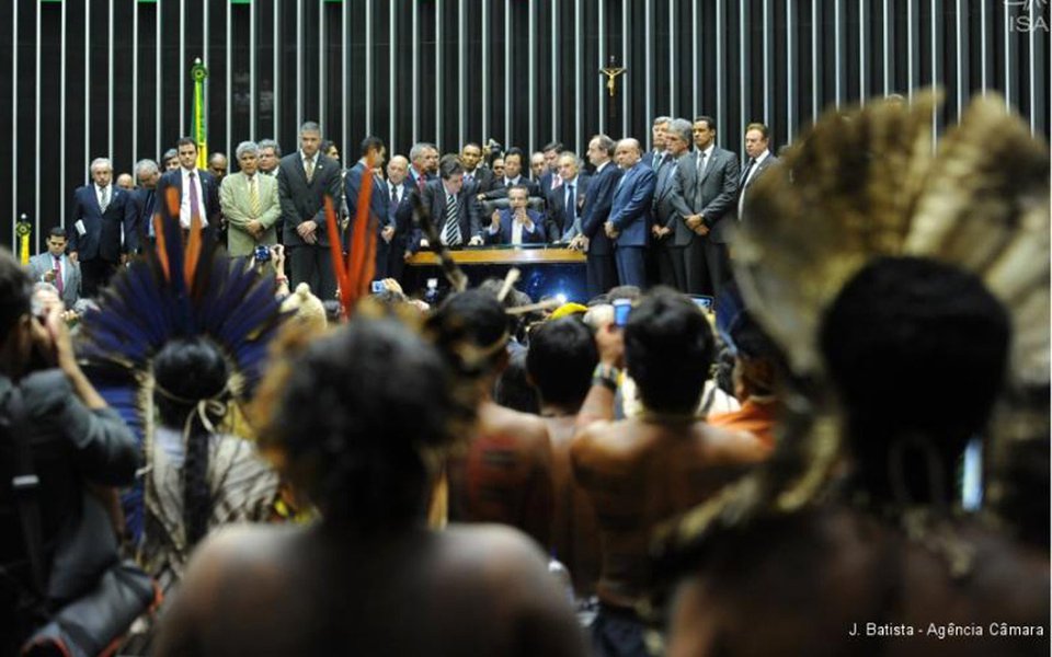 Ccongressistas que salvaram o governo Temer da degola agora cobram a fatura; ruralistas compõem e lideram a "bancada do Refis", como ficou conhecida a Comissão Mista que analisa a Medida Provisória nº 783, que institui o Programa de Regularização Tributária (PRT); juntos, eles devem mais de R$ 135 milhões à União.; os deputados Newton Cardoso Jr. (PMDB-MG), relator da comissão, e Alfredo Kaefer (PSL-PR), autor da emenda na Câmara, líderes da bancada do Refis, são os que mais devem, entre os parlamentares da Comissão Mista, segundo o De Olho nos Ruralistas; eles também são réus no STF acusados de crimes contra a ordem tributária (Foto: Paulo Emílio) Ccongressistas que salvaram o governo Temer da degola agora cobram a fatura; ruralistas compõem e lideram a "bancada do Refis", como ficou conhecida a Comissão Mista que analisa a Medida Provisória nº 783, que institui o Programa de Regularização Tributária (PRT); juntos, eles devem mais de R$ 135 milhões à União.; os deputados Newton Cardoso Jr. (PMDB-MG), relator da comissão, e Alfredo Kaefer (PSL-PR), autor da emenda na Câmara, líderes da bancada do Refis, são os que mais devem, entre os parlamentares da Comissão Mista, segundo o De Olho nos Ruralistas; eles também são réus no STF acusados de crimes contra a ordem tributária