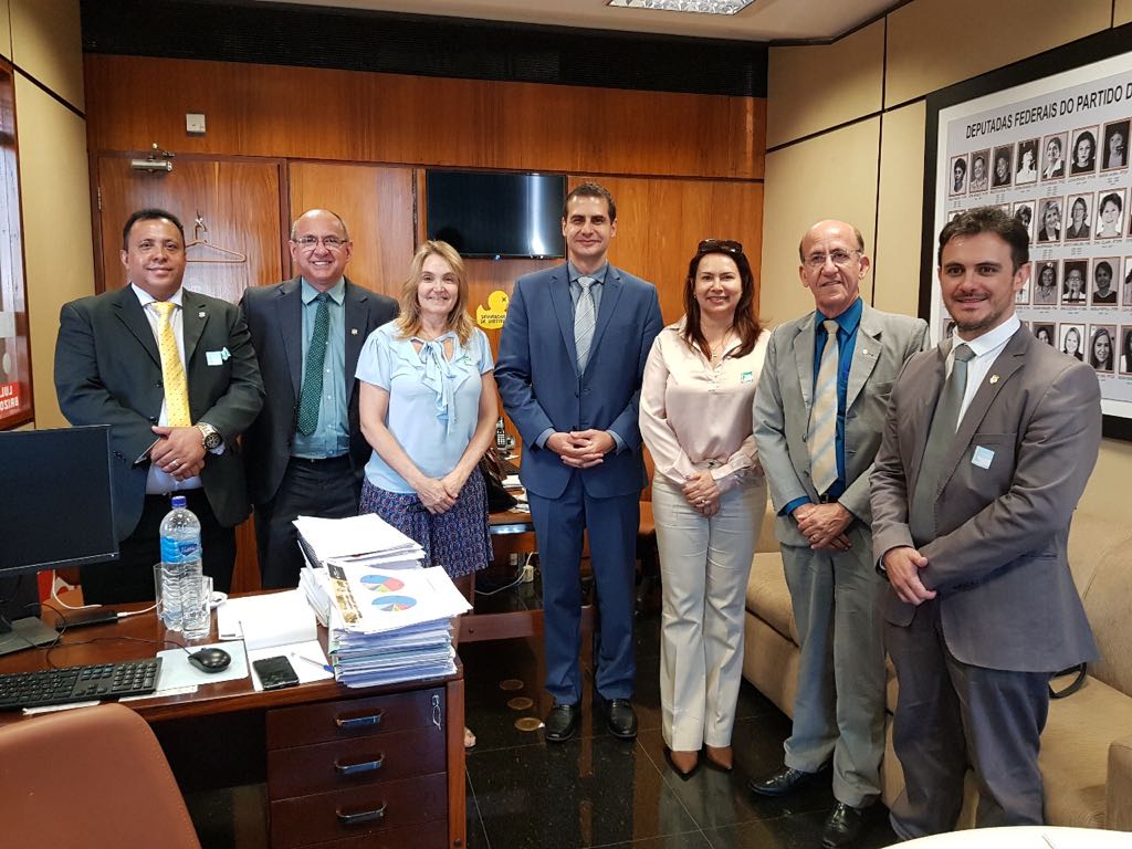 Representando pelo menos dez categorias, servidores federais de Goiás se uniram para formar a Frente dos Servidores Federais (FSF-GO), com o objetivo de reivindicar por melhorias na carreira e protestar contra práticas e decisões do governo Michel Temer; a ideia, segundo o grupo, é alertar para os riscos e prejuízos que os cidadãos brasileiros poderão enfrentar com as reformas e cortes; diante da atual situação do serviço público e da falta de estrutura, a FSF-GO vai promover encontro na capital goiana com a presença de parlamentares que representam o Estado na Câmara federal; o café com parlamentares será realizado no próximo dia 16 de outubro, às 8h30, no Sindicato dos Policiais Rodoviários Federais, no Jardim Goiás (Foto: José Barbacena) Representando pelo menos dez categorias, servidores federais de Goiás se uniram para formar a Frente dos Servidores Federais (FSF-GO), com o objetivo de reivindicar por melhorias na carreira e protestar contra práticas e decisões do governo Michel Temer; a ideia, segundo o grupo, é alertar para os riscos e prejuízos que os cidadãos brasileiros poderão enfrentar com as reformas e cortes; diante da atual situação do serviço público e da falta de estrutura, a FSF-GO vai promover encontro na capital goiana com a presença de parlamentares que representam o Estado na Câmara federal; o café com parlamentares será realizado no próximo dia 16 de outubro, às 8h30, no Sindicato dos Policiais Rodoviários Federais, no Jardim Goiás