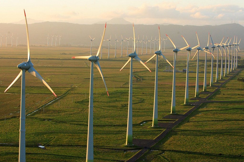 O Banco Nacional de Desenvolvimento Econômico e Social (BNDES) aprovou a concessão de financiamento de R$ 679 milhões à empresa Atlantic Energias Renováveis S/A para implantação do Complexo Eólico Santa Vitória do Palmar, no Rio Grande do Sul; o empreendimento, orçado em R$ 1,2 bilhão, é formado por 12 parques geradores e sistema de transmissão associado, com potência instalada de 207 megawatts (MW), suficiente para atender cerca de 400 mil residências ou 1,2 milhões de habitantes, de acordo como banco; dos 12 parques previstos, cinco já estão prontos (Foto: Leonardo Lucena) O Banco Nacional de Desenvolvimento Econômico e Social (BNDES) aprovou a concessão de financiamento de R$ 679 milhões à empresa Atlantic Energias Renováveis S/A para implantação do Complexo Eólico Santa Vitória do Palmar, no Rio Grande do Sul; o empreendimento, orçado em R$ 1,2 bilhão, é formado por 12 parques geradores e sistema de transmissão associado, com potência instalada de 207 megawatts (MW), suficiente para atender cerca de 400 mil residências ou 1,2 milhões de habitantes, de acordo como banco; dos 12 parques previstos, cinco já estão prontos