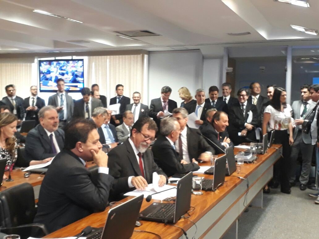 A votação da MP 777, que cria a Taxa de Longo Prazo (TLP) para balizar os empréstimos do Banco Nacional de Desenvolvimento Econômico e Social (BNDES) foi adiada para esta quarta-feira (23); o senador José Serra (PSDB/SP) alegou inconstitucionalidade e causou confusão na Comissão Mista; o presidente da Comissão, senador Lindbergh Farias, acatou pedido de Serra e do deputado federal Afonso Florence (PT/BA), dizendo que essa afirmação é "grave" e encerrou a sessão, para que os parlamentares possam debater sobre uma alternativa a essa proposta (Foto: Charles Nisz) A votação da MP 777, que cria a Taxa de Longo Prazo (TLP) para balizar os empréstimos do Banco Nacional de Desenvolvimento Econômico e Social (BNDES) foi adiada para esta quarta-feira (23); o senador José Serra (PSDB/SP) alegou inconstitucionalidade e causou confusão na Comissão Mista; o presidente da Comissão, senador Lindbergh Farias, acatou pedido de Serra e do deputado federal Afonso Florence (PT/BA), dizendo que essa afirmação é "grave" e encerrou a sessão, para que os parlamentares possam debater sobre uma alternativa a essa proposta