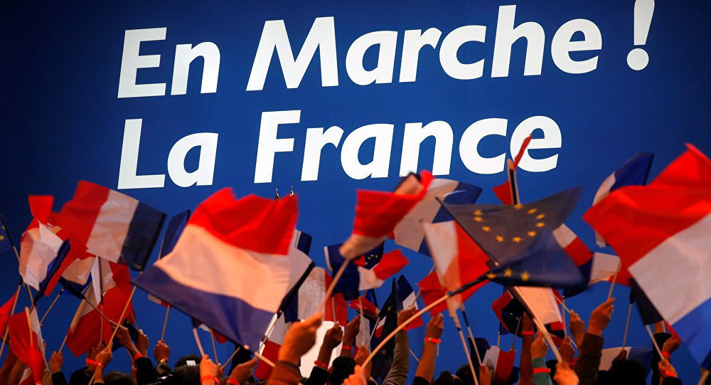 Le Pen e Macron no segundo do turno, novamente é a hegemonia do voto anti-establishment. Tendência nas grandes economias. Le Pen dispensa apresentação. Macron é jovem, vem do mercado (banqueiro) e tem quase nenhuma experiência política (Foto: Leopoldo Vieira) Le Pen e Macron no segundo do turno, novamente é a hegemonia do voto anti-establishment. Tendência nas grandes economias. Le Pen dispensa apresentação. Macron é jovem, vem do mercado (banqueiro) e tem quase nenhuma experiência política