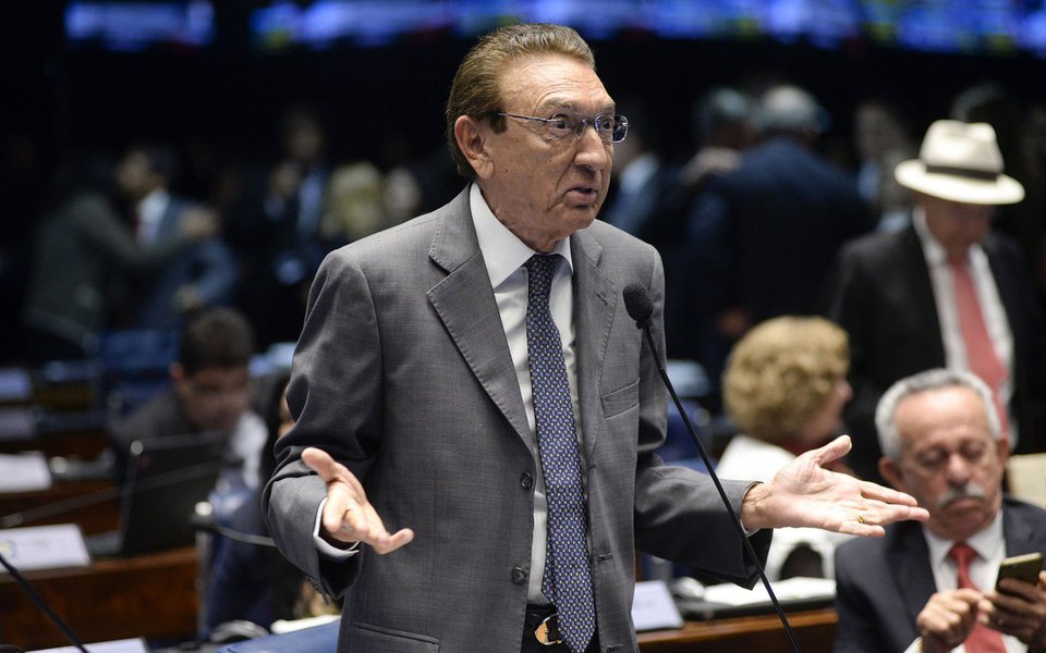 O Supremo Tribunal Federal (STF) encaminhou à PF inquérito contra o senador Edison Lobão(PMDB-MA), apontado como sócio da Diamond Capital Group pela Procuradoria-Geral da República; de acordo com as investigações, a empresa foi beneficiada de forma ilegal com aporte de capital de vários fundos de pensão controlados pelo governo federal, entre eles o da Petros, a caixa de previdência dos funcionários da Petrobras (Foto: Leonardo Lucena) O Supremo Tribunal Federal (STF) encaminhou à PF inquérito contra o senador Edison Lobão(PMDB-MA), apontado como sócio da Diamond Capital Group pela Procuradoria-Geral da República; de acordo com as investigações, a empresa foi beneficiada de forma ilegal com aporte de capital de vários fundos de pensão controlados pelo governo federal, entre eles o da Petros, a caixa de previdência dos funcionários da Petrobras