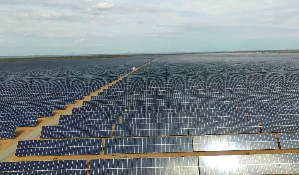 Forte radiação, baixa umidade e o sol atraíram para o Piauí o maior parque de energia solar em operação da América do Sul; são quase um milhão de painéis distribuídos numa área do tamanho de 700 campos de futebol; a boa notícia é que uma usina em Ribeira do Piauí, a 490 quilômetros de Teresina, acaba de entrar em operação fornecendo ao sistema interligado nacional 292 megawatts, energia suficiente para abastecer diariamente um município com 1,2 milhão de pessoas (Foto: Leonardo Lucena) Forte radiação, baixa umidade e o sol atraíram para o Piauí o maior parque de energia solar em operação da América do Sul; são quase um milhão de painéis distribuídos numa área do tamanho de 700 campos de futebol; a boa notícia é que uma usina em Ribeira do Piauí, a 490 quilômetros de Teresina, acaba de entrar em operação fornecendo ao sistema interligado nacional 292 megawatts, energia suficiente para abastecer diariamente um município com 1,2 milhão de pessoas