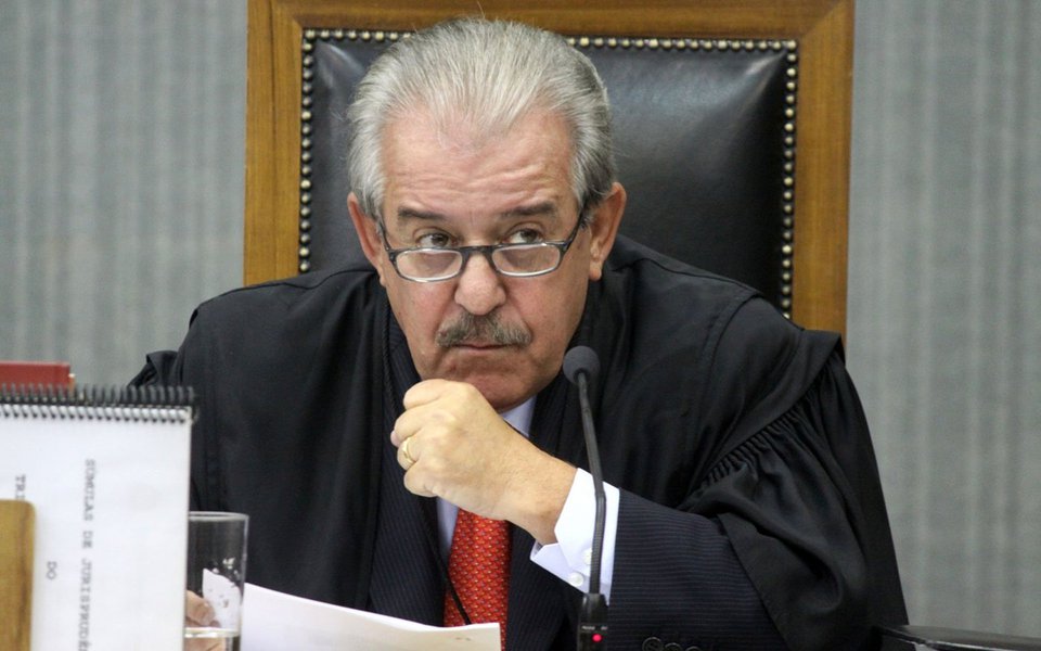 O conselheiro do Tribunal de Contas do Estado de São Paulo Robson Marinho, afastado do cargo há três anos por suspeitas de ter recebido propina da Alstom, será reintegrado ao cargo por decisão do Tribunal de Justiça; a 12ª Câmara de Direito Público acatou as alegações do advogado de Marinho, o que foi filiado ao PSDB, de que o afastamento ocorreu há três anos e até hoje o caso não foi julgado (Foto: Giuliana Miranda) O conselheiro do Tribunal de Contas do Estado de São Paulo Robson Marinho, afastado do cargo há três anos por suspeitas de ter recebido propina da Alstom, será reintegrado ao cargo por decisão do Tribunal de Justiça; a 12ª Câmara de Direito Público acatou as alegações do advogado de Marinho, o que foi filiado ao PSDB, de que o afastamento ocorreu há três anos e até hoje o caso não foi julgado