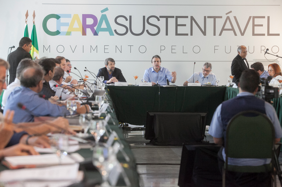 Dentro das ações do Ceará Sustentável, o governador Camilo Santana (PT) reuniu secretários, instituições e movimentos sociais para discutir prioridades para o setor do meio ambiente. O chefe do Executivo apresentou a proposta do programa, mobilizou os convidados para a criação de Grupos Temáticos Setoriais e discutiu o Plano de Trabalho. Após este primeiro encontro, os representantes terão cerca de 30 dias para organizar os grupos e levantar sugestões para melhorar o regimento (Foto: Rodrigo Rocha) Dentro das ações do Ceará Sustentável, o governador Camilo Santana (PT) reuniu secretários, instituições e movimentos sociais para discutir prioridades para o setor do meio ambiente. O chefe do Executivo apresentou a proposta do programa, mobilizou os convidados para a criação de Grupos Temáticos Setoriais e discutiu o Plano de Trabalho. Após este primeiro encontro, os representantes terão cerca de 30 dias para organizar os grupos e levantar sugestões para melhorar o regimento