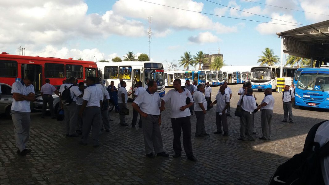 Os soteropolitanos vão ficar sem ônibus na sexta-feira (28); cerca de 18 mil rodoviários vão paralisar as atividades, segundo o diretor de Comunicação do Sindicato dos Rodoviários no Estado da Bahia, Daniel Mota; o movimento acontece em adesão à greve geral convocada em todo o País contra o governo de Michel temer; "Não vamos parar somente em Salvador. É uma decisão nacional mesmo. 417 cidades sem ônibus e transporte coletivo na Bahia", diz Mota (Foto: Romulo Faro) Os soteropolitanos vão ficar sem ônibus na sexta-feira (28); cerca de 18 mil rodoviários vão paralisar as atividades, segundo o diretor de Comunicação do Sindicato dos Rodoviários no Estado da Bahia, Daniel Mota; o movimento acontece em adesão à greve geral convocada em todo o País contra o governo de Michel temer; "Não vamos parar somente em Salvador. É uma decisão nacional mesmo. 417 cidades sem ônibus e transporte coletivo na Bahia", diz Mota