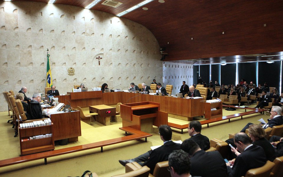 Levantamento realizado pelo Instituto Paraná Pesquisas indica alta rejeição aos ministros do Supremo Tribunal Federal (STF), em aio à pior crise política que o País já passou; segundo a pesquisa, 52% dos entrevistados disseram que não simpatizam com nenhum ministro ou ministra do STF; a magistrada que recebeu maior simpatia foi a presidente da Corte, ministra Carmen Lúcia, com quem 20% disseram simpatizar; em segundo veio o ministro Edson Fachin, relator da Lava Jato no Supremo, com 5,8%, seguido do ministro Ricardo Lewandowski, com 3%; o ministro Gilmar Mendes tem a simpatia de apenas 1,6% dos entrevistados (Foto: Aquiles Lins) Levantamento realizado pelo Instituto Paraná Pesquisas indica alta rejeição aos ministros do Supremo Tribunal Federal (STF), em aio à pior crise política que o País já passou; segundo a pesquisa, 52% dos entrevistados disseram que não simpatizam com nenhum ministro ou ministra do STF; a magistrada que recebeu maior simpatia foi a presidente da Corte, ministra Carmen Lúcia, com quem 20% disseram simpatizar; em segundo veio o ministro Edson Fachin, relator da Lava Jato no Supremo, com 5,8%, seguido do ministro Ricardo Lewandowski, com 3%; o ministro Gilmar Mendes tem a simpatia de apenas 1,6% dos entrevistados