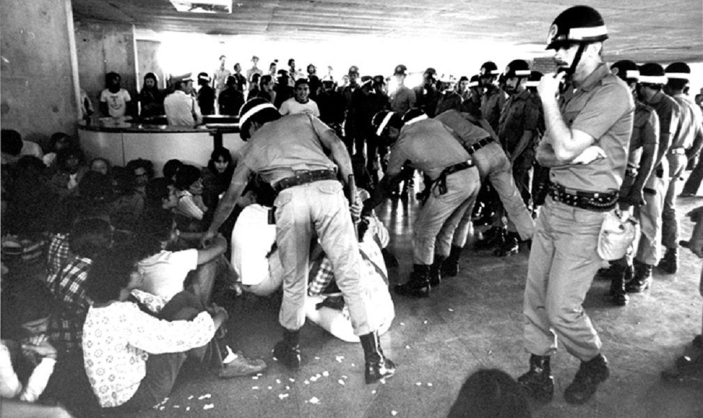 No dia 22 de setembro de 1977, após invasão da Faculdade de Medicina da USP, forças militares compostas por 700 homens fardados e mais 200 agentes à paisana invadiram o Campus da PUC – Pontifícia Universidade de São Paulo, onde se realizava uma manifestação Pró- UNE, com objetivo de repensar estratégias para o movimento estudantil; abertura acontece hoje na PUC, com participação de Florestan Fernandes Júnior, às 19h30 (Foto: José Barbacena) No dia 22 de setembro de 1977, após invasão da Faculdade de Medicina da USP, forças militares compostas por 700 homens fardados e mais 200 agentes à paisana invadiram o Campus da PUC – Pontifícia Universidade de São Paulo, onde se realizava uma manifestação Pró- UNE, com objetivo de repensar estratégias para o movimento estudantil; abertura acontece hoje na PUC, com participação de Florestan Fernandes Júnior, às 19h30