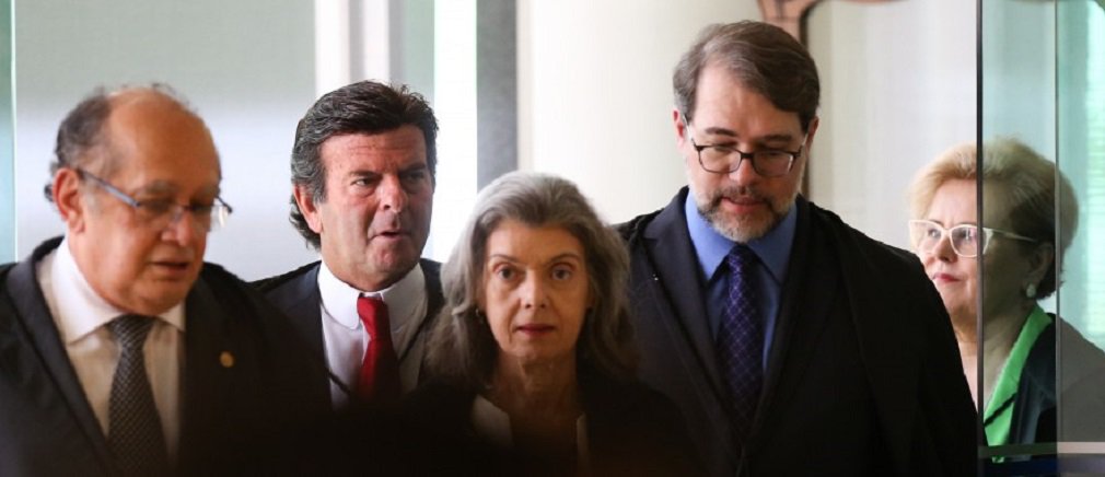 O ministro Luiz Edson Fachin, do Supremo Tribunal Federal (STF), homologou nesta terça-feira (5) o acordo de delação premiada do operador financeiro Lúcio Funaro; o conteúdo está sob segredo de Justiça; o portal Jota Info questiona se o Supremo manterá a bombástica delação em sigilo; "E o investigado? Este tem interesse na manutenção do sigilo? Um homem público, um servidor ou um empresário alvo de delação teria fundamentos para pleitear a manutenção do sigilo?"; um dos principais alvos da delação do doleiro é Michel Temer (Foto: José Barbacena) O ministro Luiz Edson Fachin, do Supremo Tribunal Federal (STF), homologou nesta terça-feira (5) o acordo de delação premiada do operador financeiro Lúcio Funaro; o conteúdo está sob segredo de Justiça; o portal Jota Info questiona se o Supremo manterá a bombástica delação em sigilo; "E o investigado? Este tem interesse na manutenção do sigilo? Um homem público, um servidor ou um empresário alvo de delação teria fundamentos para pleitear a manutenção do sigilo?"; um dos principais alvos da delação do doleiro é Michel Temer