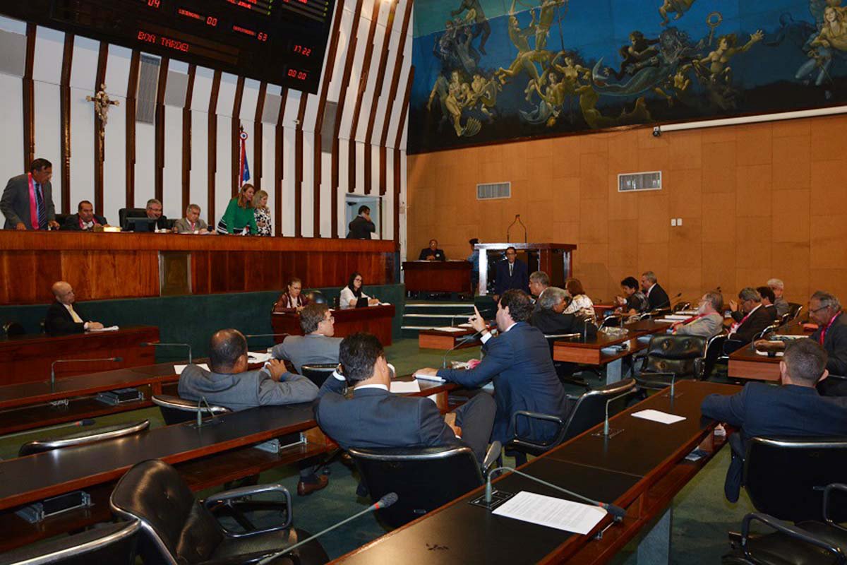 Esquecida até mesmo por seus defensores, deve ser arquivada na Assembleia Legislativa da Bahia (ALBA) a PEC 144/2015, que, como dizem os parlamentares, prevê que eles possam apresentar proposições que 'oneram' o governo; presidente da Comissão de Constituição e Justiça (CCJ), o deputado Joseildo Ramos (PT) já admite nos bastidores que a PEC perdeu a pouca força que tinha; o líder do governo, deputado Zé Neto (PT), diz que está "tranquilo", pois, segundo ele, a proposta é inconstitucional, e pode ter feito contrário ao que espera o bloco de oposição e o autor da matéria, deputado Luciano Ribeiro (DEM) (Foto: Romulo Faro) Esquecida até mesmo por seus defensores, deve ser arquivada na Assembleia Legislativa da Bahia (ALBA) a PEC 144/2015, que, como dizem os parlamentares, prevê que eles possam apresentar proposições que 'oneram' o governo; presidente da Comissão de Constituição e Justiça (CCJ), o deputado Joseildo Ramos (PT) já admite nos bastidores que a PEC perdeu a pouca força que tinha; o líder do governo, deputado Zé Neto (PT), diz que está "tranquilo", pois, segundo ele, a proposta é inconstitucional, e pode ter feito contrário ao que espera o bloco de oposição e o autor da matéria, deputado Luciano Ribeiro (DEM)