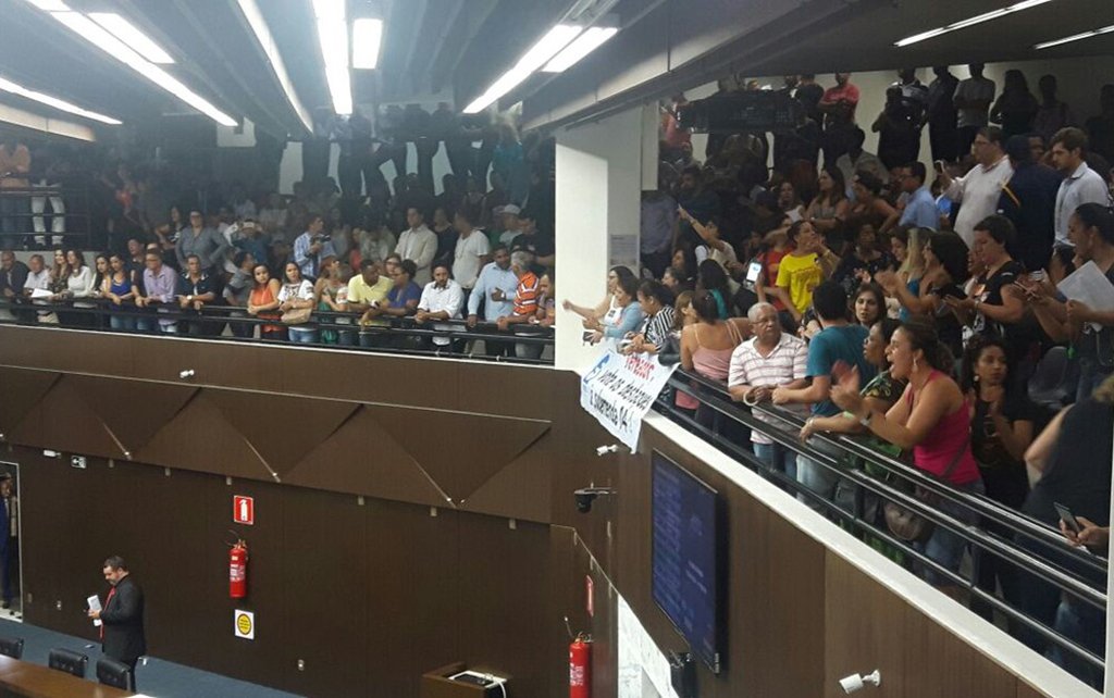 Servidores públicos de Belo Horizonte lotaram as galerias da Câmara Municipal, para protestar contra a emenda apresentada ao projeto de lei que muda o Estatuto do Servidor e outras leis correlatas, promovendo ajustes em gratificações, em jornadas de trabalho e modificações na concessão de alguns benefícios, como férias-prêmio e quinquênios; a categoria aguarda a votação projeto de lei do Executivo (PL 378/2017), em segundo turno, que prevê reajuste salarial de 2,53% para todo o funcionalismo da capital; conforme justificativa da Prefeitura de Belo Horizonte (PBH), o novo texto foi resultado de um “amplo processo de negociação entre a administração pública municipal e entidades representativas dos servidores” (Foto: Leonardo Lucena) Servidores públicos de Belo Horizonte lotaram as galerias da Câmara Municipal, para protestar contra a emenda apresentada ao projeto de lei que muda o Estatuto do Servidor e outras leis correlatas, promovendo ajustes em gratificações, em jornadas de trabalho e modificações na concessão de alguns benefícios, como férias-prêmio e quinquênios; a categoria aguarda a votação projeto de lei do Executivo (PL 378/2017), em segundo turno, que prevê reajuste salarial de 2,53% para todo o funcionalismo da capital; conforme justificativa da Prefeitura de Belo Horizonte (PBH), o novo texto foi resultado de um “amplo processo de negociação entre a administração pública municipal e entidades representativas dos servidores”