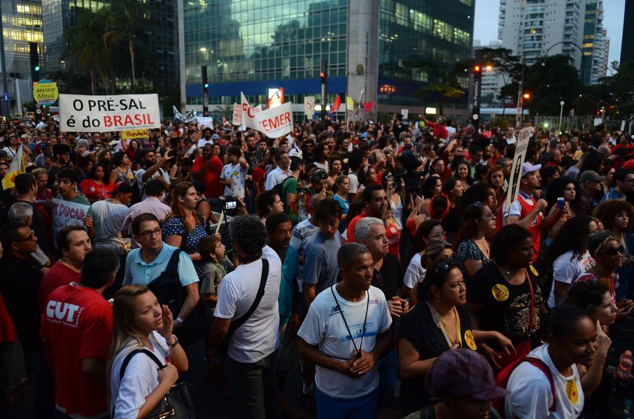 É preciso conscientizar a população, cada vez mais, sobre o que está sendo gestado pelo governo sem votos, sustentado pela elite financeira, empresas transnacionais, elite empresarial brasileira e seguradoras privadas. Agora, o que está em jogo é o tempo (Foto: Jandira Feghali) É preciso conscientizar a população, cada vez mais, sobre o que está sendo gestado pelo governo sem votos, sustentado pela elite financeira, empresas transnacionais, elite empresarial brasileira e seguradoras privadas. Agora, o que está em jogo é o tempo