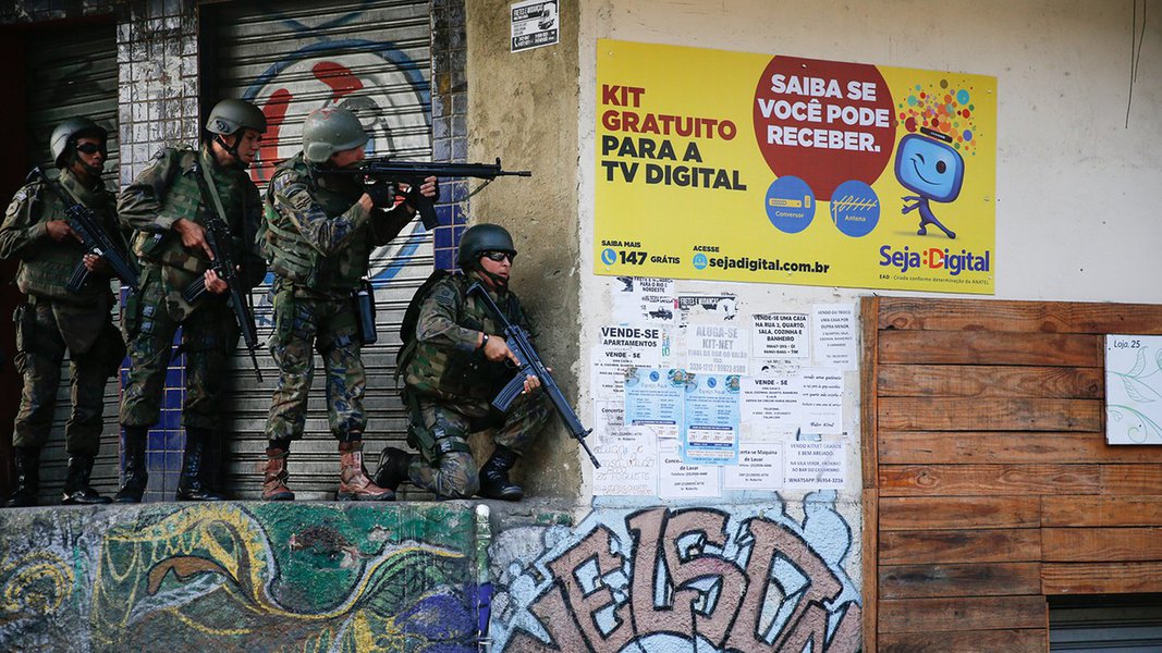 Ministro da Defesa, Raul Jungmann, anunciou nesta quinta-feira, 28, que as Forças Armadas devem começar a deixar a comunidade da Rocinha nesta sexta-feira, 29; segundo Jungmann, o objetivo do Governo Federal era acabar com a guerra que levava terror aos moradores, não a prisão de bandidos; "Neste momento, a Rocinha está estabilizada. Isso foi alcançado sem uma bala perdida, sem uma criança ser morta ou ferida e também qualquer um membro da comunidade. Então, neste momento, já não se faz necessária a presença desses quase 1 mil homens que lá se encontram. Nós temos muitas comunidades aonde atuar", disse o ministro (Foto: Aquiles Lins) Ministro da Defesa, Raul Jungmann, anunciou nesta quinta-feira, 28, que as Forças Armadas devem começar a deixar a comunidade da Rocinha nesta sexta-feira, 29; segundo Jungmann, o objetivo do Governo Federal era acabar com a guerra que levava terror aos moradores, não a prisão de bandidos; "Neste momento, a Rocinha está estabilizada. Isso foi alcançado sem uma bala perdida, sem uma criança ser morta ou ferida e também qualquer um membro da comunidade. Então, neste momento, já não se faz necessária a presença desses quase 1 mil homens que lá se encontram. Nós temos muitas comunidades aonde atuar", disse o ministro
