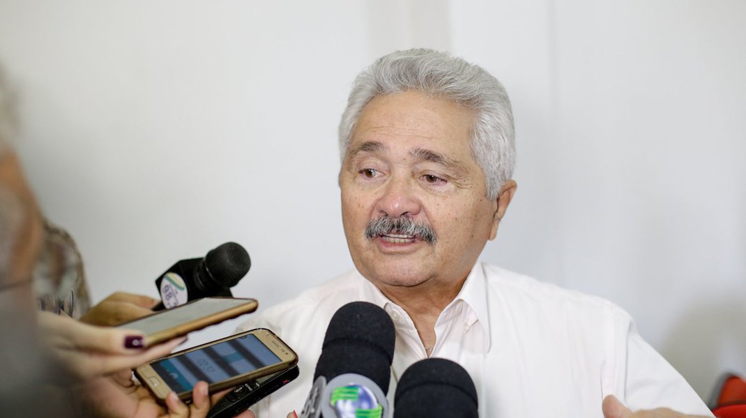 O senador Elmano Férrer (PMDB-PI) prometeu que vai recorrer da decisão da Justiça que o condenou a multa e suspensão dos direitos políticos por três anos; ele foi condenador por improbidade administrativa, acusado de contratar ilegalmente servidores sem concurso público quando foi prefeito de Teresina; o senador também terá que pagar multa civil no valor de 20 vezes da última remuneração recebida, além de ficar proibido de contratar com o Poder Público ou receber benefícios fiscais ou creditícios direta ou indiretamente, ainda que por intermédio de pessoa jurídica da qual seja sócio majoritário por 3 anos (Foto: Voney Malta) O senador Elmano Férrer (PMDB-PI) prometeu que vai recorrer da decisão da Justiça que o condenou a multa e suspensão dos direitos políticos por três anos; ele foi condenador por improbidade administrativa, acusado de contratar ilegalmente servidores sem concurso público quando foi prefeito de Teresina; o senador também terá que pagar multa civil no valor de 20 vezes da última remuneração recebida, além de ficar proibido de contratar com o Poder Público ou receber benefícios fiscais ou creditícios direta ou indiretamente, ainda que por intermédio de pessoa jurídica da qual seja sócio majoritário por 3 anos