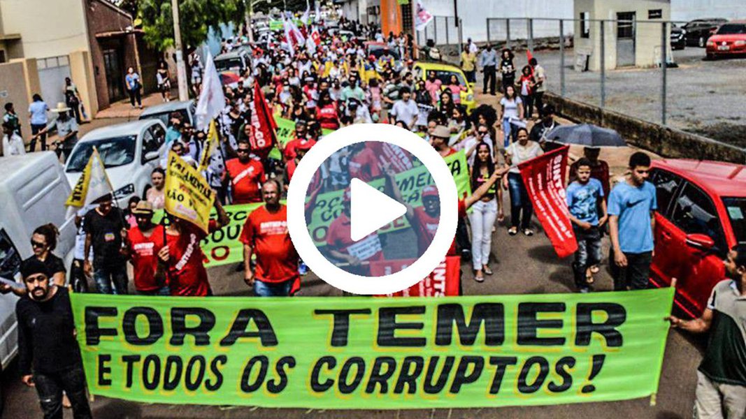 Vídeo ressalta mostra como os "vagabundos", denominação dada pelo prefeito de São Paulo, João Doria aos milhões de brasileiros que foram às ruas no último dia 28, exerceram e defenderam seus direitos nas mais diversas partes do mundo; imagens e vídeos, cobertos com texto de Bruno Trezena, lembram ações e protestos de figuras históricas e que mudaram o rumo da humanidade, como Nelson Mandela, Martin luther King e, claro, os brasileiros que lutaram contra a ditadura em décadas passadas; "Se eu fosse lembrar de todos os vagabundos que lutaram e perderam a vida para que eu e você tivéssemos uma vida melhor, não bastaria um textão na internet, eu teria que escrever um enciclopédia. Portanto, termino com uma pequena frase: "Ainda bem que existem os vagabundos" (Foto: José Barbacena) Vídeo ressalta mostra como os "vagabundos", denominação dada pelo prefeito de São Paulo, João Doria aos milhões de brasileiros que foram às ruas no último dia 28, exerceram e defenderam seus direitos nas mais diversas partes do mundo; imagens e vídeos, cobertos com texto de Bruno Trezena, lembram ações e protestos de figuras históricas e que mudaram o rumo da humanidade, como Nelson Mandela, Martin luther King e, claro, os brasileiros que lutaram contra a ditadura em décadas passadas; "Se eu fosse lembrar de todos os vagabundos que lutaram e perderam a vida para que eu e você tivéssemos uma vida melhor, não bastaria um textão na internet, eu teria que escrever um enciclopédia. Portanto, termino com uma pequena frase: "Ainda bem que existem os vagabundos"