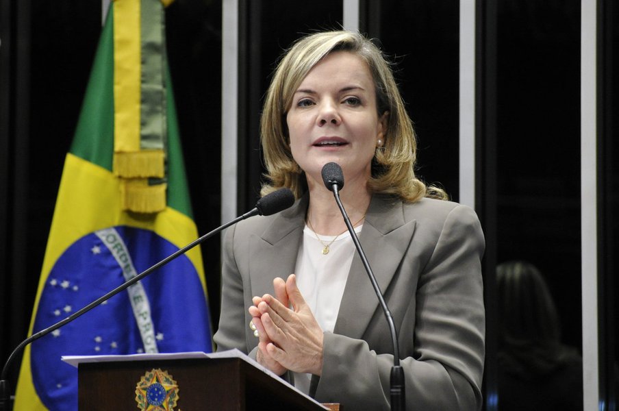De passagem por Fortaleza, onde participa nesta quinta (22) da posse dos novos dirigentes do PT do Ceará, a presidente nacional do partido, Gleisi Hoffmann, tem encontro marcado com o governador Camilo Santana (PT), no Palácio da Abolição. A senadora deverá participar ainda de um ato contra o governo Michel Temer, a partir das 19h, na sede do partido (Foto: Rodrigo Rocha) De passagem por Fortaleza, onde participa nesta quinta (22) da posse dos novos dirigentes do PT do Ceará, a presidente nacional do partido, Gleisi Hoffmann, tem encontro marcado com o governador Camilo Santana (PT), no Palácio da Abolição. A senadora deverá participar ainda de um ato contra o governo Michel Temer, a partir das 19h, na sede do partido