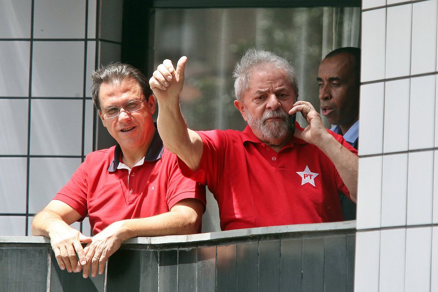 Em depoimento ao juiz Sérgio Moro nesta terça-feira, 9, a testemunha Tatiana de Almeida Campos disse que desconhecer que o apartamento contíguo ao que reside o ex-presidente Luiz Inácio Lula da Silva em São Bernardo do Campo (SP) seja do ex-presidente; segundo o advogado Cristiano Zanin Martins, que defende Lula, a família Almeida Campos era proprietária de dois apartamentos contíguos em um prédio situado em São Bernardo do Campo; um deles foi vendido pelo pai de Tatiana a Lula, que é onde ele mora; a outra unidade não tinha o nome do ex-presidente como comprador; "O depoimento deixou claro que o MPF pretendeu levar aos autos uma mera fofoca proveniente de terceiros e que não há qualquer elemento concreto que possa dar sustentação à acusação", disse o advogado (Foto: Aquiles Lins) Em depoimento ao juiz Sérgio Moro nesta terça-feira, 9, a testemunha Tatiana de Almeida Campos disse que desconhecer que o apartamento contíguo ao que reside o ex-presidente Luiz Inácio Lula da Silva em São Bernardo do Campo (SP) seja do ex-presidente; segundo o advogado Cristiano Zanin Martins, que defende Lula, a família Almeida Campos era proprietária de dois apartamentos contíguos em um prédio situado em São Bernardo do Campo; um deles foi vendido pelo pai de Tatiana a Lula, que é onde ele mora; a outra unidade não tinha o nome do ex-presidente como comprador; "O depoimento deixou claro que o MPF pretendeu levar aos autos uma mera fofoca proveniente de terceiros e que não há qualquer elemento concreto que possa dar sustentação à acusação", disse o advogado