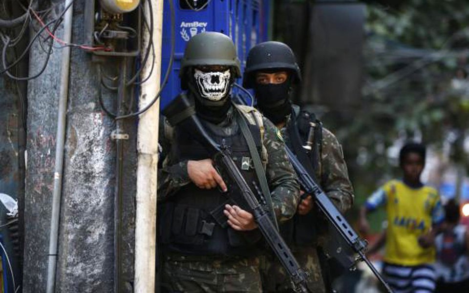 O Comando Militar do Leste informou que é indevido o uso de máscaras com desenhos de caveira, por militares das Forças Armadas, nas operações diárias na Favela da Rocinha, na zona sul do Rio, contra o crime organizado, e que a prática está sendo coibida; os soldados que utilizaram o acessório podem ser responsabilizados; circularam imagens e fotos com soldados que participam da operação na Rocinha usando máscaras com desenhos de caveira (Foto: Leonardo Lucena) O Comando Militar do Leste informou que é indevido o uso de máscaras com desenhos de caveira, por militares das Forças Armadas, nas operações diárias na Favela da Rocinha, na zona sul do Rio, contra o crime organizado, e que a prática está sendo coibida; os soldados que utilizaram o acessório podem ser responsabilizados; circularam imagens e fotos com soldados que participam da operação na Rocinha usando máscaras com desenhos de caveira