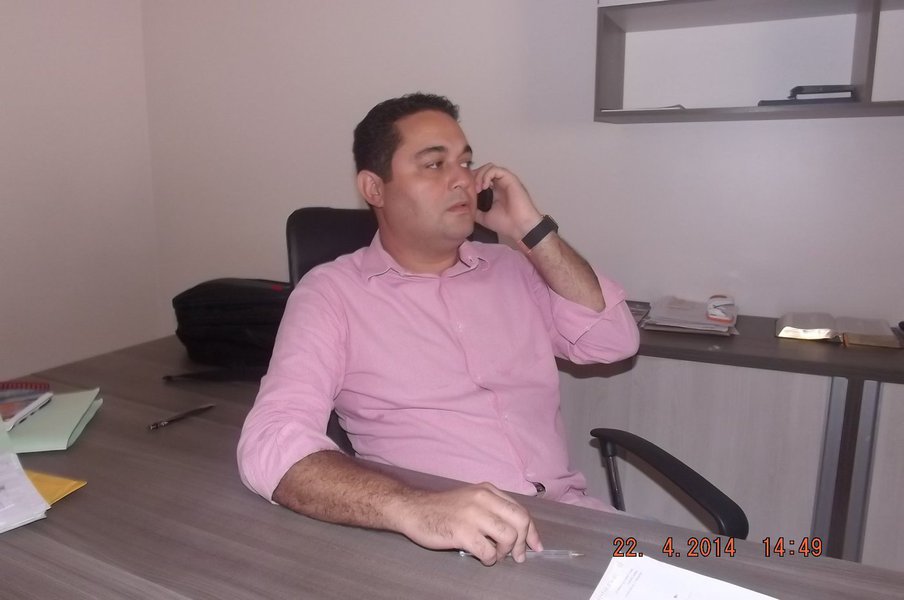 O presidente da Associação Tocantinense de Municípios (ATM) e prefeito de Pedro Afonso, Jairo Mariano (PDT) quer derrubar os vetos de Michel Temer a trechos da Lei Complementar 157/2016, que trata da reforma do ISS; a ATM solicitou aos deputados federais do estado que votem contra a proibição; segundo a ATM, com os vetos os municípios brasileiros deixam de receber cerca de R$ 5,47 bilhões (Foto: Leonardo Lucena) O presidente da Associação Tocantinense de Municípios (ATM) e prefeito de Pedro Afonso, Jairo Mariano (PDT) quer derrubar os vetos de Michel Temer a trechos da Lei Complementar 157/2016, que trata da reforma do ISS; a ATM solicitou aos deputados federais do estado que votem contra a proibição; segundo a ATM, com os vetos os municípios brasileiros deixam de receber cerca de R$ 5,47 bilhões