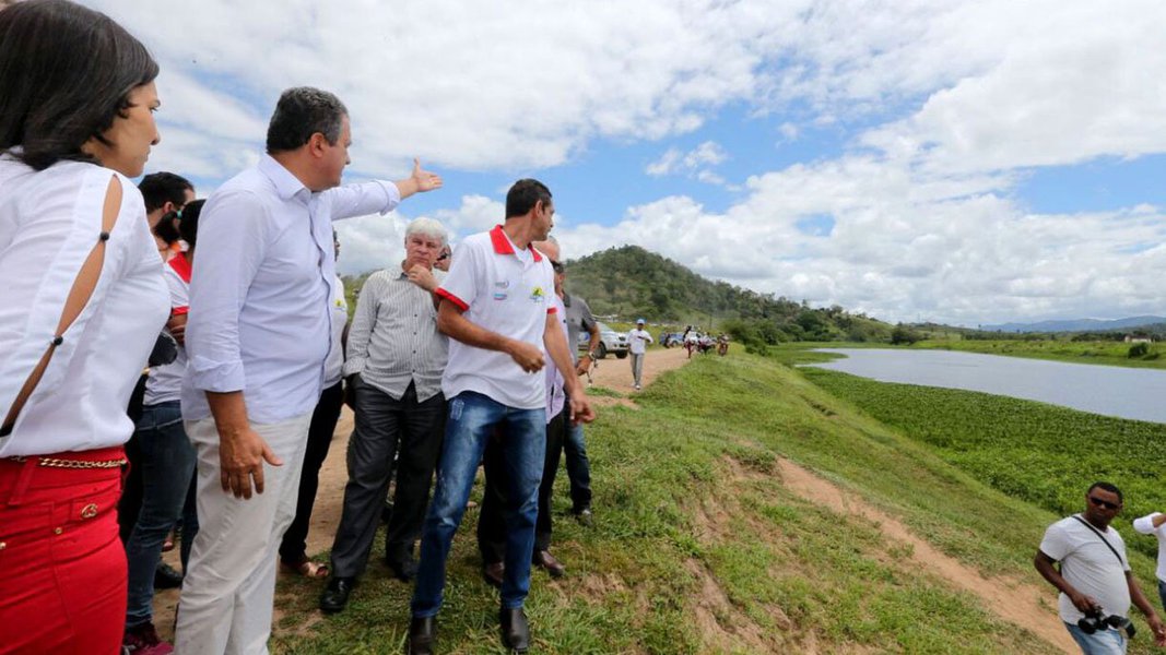 O governador Rui Costa assinou a ordem de serviço para construção do Centro de Treinamento para Canoagem de Ubatã, no sul da Bahia, com investimento da ordem de R$ 1 milhão; crianças e adolescentes de oito a 18 anos serão atendidas através do projeto ‘Remando no Rio de Contas’, que oferece 90 vagas de iniciação em canoagem; o objetivo é formar novos talentos olímpicos, a exemplo doa medalhistas Isaquias Queiroz e Erlon Santos (Foto: Voney Malta) O governador Rui Costa assinou a ordem de serviço para construção do Centro de Treinamento para Canoagem de Ubatã, no sul da Bahia, com investimento da ordem de R$ 1 milhão; crianças e adolescentes de oito a 18 anos serão atendidas através do projeto ‘Remando no Rio de Contas’, que oferece 90 vagas de iniciação em canoagem; o objetivo é formar novos talentos olímpicos, a exemplo doa medalhistas Isaquias Queiroz e Erlon Santos