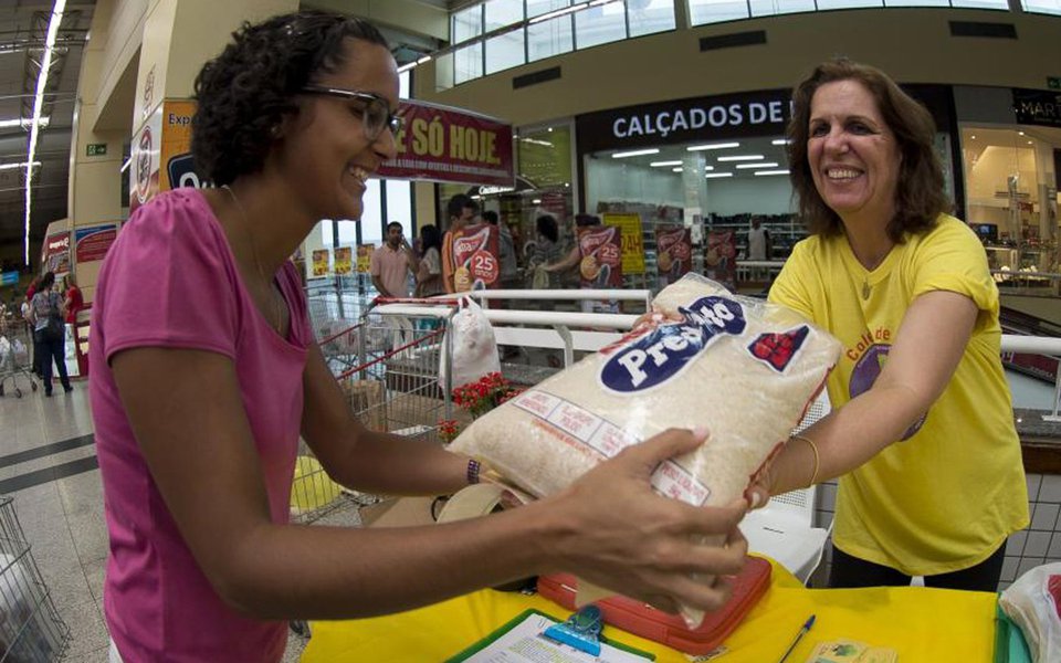 Consumidores brasileiros acreditam que a inflação acumulada nos próximos 12 meses ficará em 6,3%; pesquisa de agosto mostrou que a taxa recuou 0,6 ponto percentual em relação a julho (6,9%); essa é a menor taxa da Expectativa de Inflação do Consumidor, medida pela Fundação Getulio Vargas (FGV), desde julho de 2012 (6,2%) (Foto: Paulo Emílio) Consumidores brasileiros acreditam que a inflação acumulada nos próximos 12 meses ficará em 6,3%; pesquisa de agosto mostrou que a taxa recuou 0,6 ponto percentual em relação a julho (6,9%); essa é a menor taxa da Expectativa de Inflação do Consumidor, medida pela Fundação Getulio Vargas (FGV), desde julho de 2012 (6,2%)