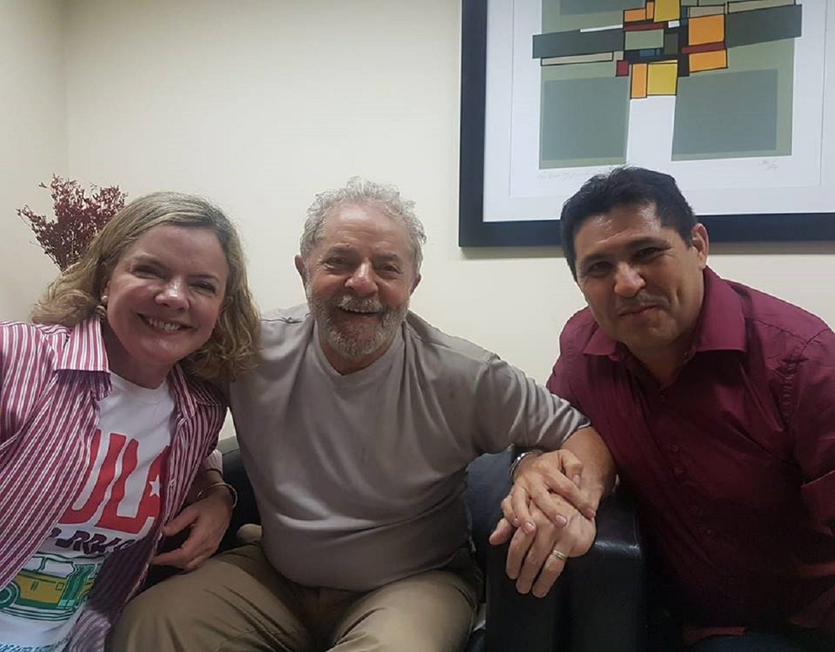 O presidente do PT Ceará, Fco. de Assis Diniz esteve reunido, no final da semana, com ex-presidente Lula e com a presidenta nacional do partido, senadora Gleisi Hoffmann para tratar dos cenários para 2018. Segundo De Assis, a orientação é que "está muito cedo" para discutir a política de alianças. As prioridades do partido são construir a proposta de um referendum revogatório das medidas tomadas depois do golpe que ferem os interesses do Brasil e dos trabalhadores, organizar o PT para eleger grandes bancadas federais e estaduais e no caso do Ceará, o projeto envolve ainda a reeleição do governador Camilo Santana e a manutenção da vaga do Senado Federal na chapa majoritária para 2018 (Foto: Fatima 247) O presidente do PT Ceará, Fco. de Assis Diniz esteve reunido, no final da semana, com ex-presidente Lula e com a presidenta nacional do partido, senadora Gleisi Hoffmann para tratar dos cenários para 2018. Segundo De Assis, a orientação é que "está muito cedo" para discutir a política de alianças. As prioridades do partido são construir a proposta de um referendum revogatório das medidas tomadas depois do golpe que ferem os interesses do Brasil e dos trabalhadores, organizar o PT para eleger grandes bancadas federais e estaduais e no caso do Ceará, o projeto envolve ainda a reeleição do governador Camilo Santana e a manutenção da vaga do Senado Federal na chapa majoritária para 2018