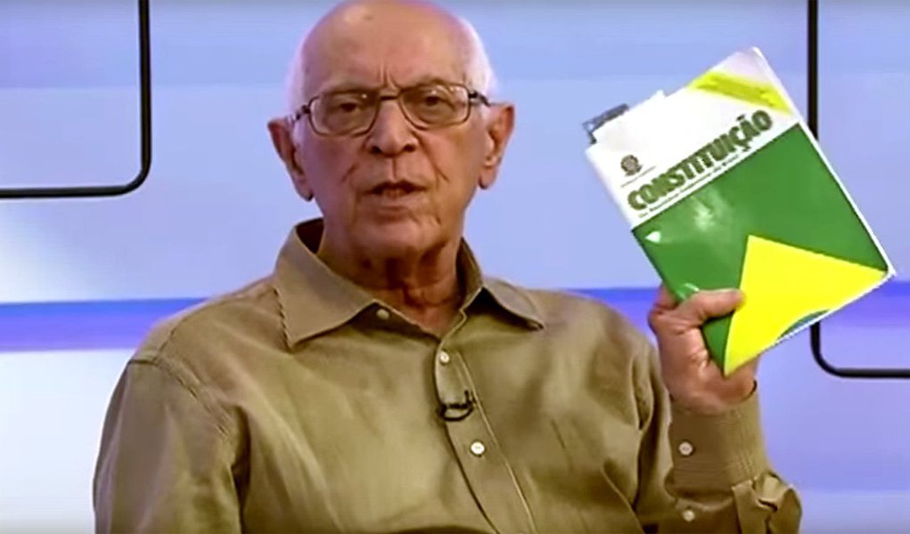 O professor emérito da USP Dalmo Dallari, um dos mais renomados juristas brasileiros, defende as conquistas sociais trazidas com a Constituição de 1988, que completou 29 anos sob agressão de forças conservadoras; "Existe no Brasil hoje uma resistência muito forte aos direitos sociais e uma tentativa de influenciar as atividades jurídicas, inclusive os tribunais, para que não deem efetividade aos direitos sociais. Entretanto, isso já faz parte da nova sociedade brasileira, com participação efetivas das camadas mais modestas", reforça Dallari; "É absolutamente necessário que os advogados resistam com toda a firmeza para que prevaleça os valores fundamentais da justiça e do direito" (Foto: Aquiles Lins) O professor emérito da USP Dalmo Dallari, um dos mais renomados juristas brasileiros, defende as conquistas sociais trazidas com a Constituição de 1988, que completou 29 anos sob agressão de forças conservadoras; "Existe no Brasil hoje uma resistência muito forte aos direitos sociais e uma tentativa de influenciar as atividades jurídicas, inclusive os tribunais, para que não deem efetividade aos direitos sociais. Entretanto, isso já faz parte da nova sociedade brasileira, com participação efetivas das camadas mais modestas", reforça Dallari; "É absolutamente necessário que os advogados resistam com toda a firmeza para que prevaleça os valores fundamentais da justiça e do direito"