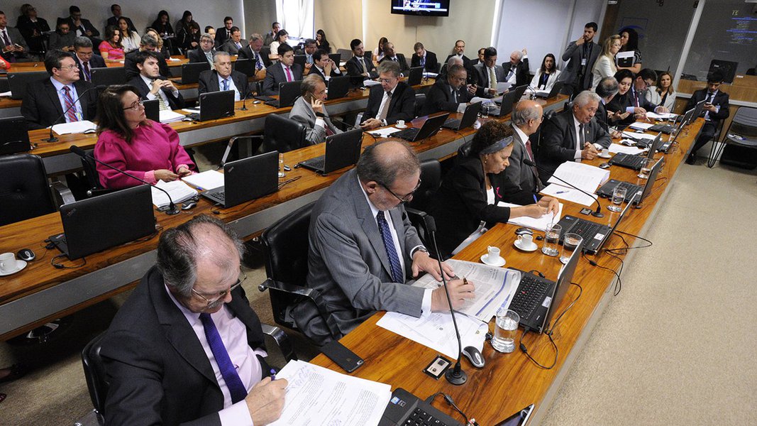 Comissão de Assuntos Econômicos do Senado aprovou nesta terça-feira (3) projeto de lei que garante novos recursos do petróleo para as áreas de saúde e educação; pela lei, 50% das receitas totais do Fundo Social, abastecido com recursos da exploração do pré-sal que cabem à União, como royalties e participações especiais, devem ir para educação e saúde; projeto é terminativo e deve seguir para a Câmara dos Deputados, a menos que haja recurso para votação no Plenário do Senado (Foto: Aquiles Lins) Comissão de Assuntos Econômicos do Senado aprovou nesta terça-feira (3) projeto de lei que garante novos recursos do petróleo para as áreas de saúde e educação; pela lei, 50% das receitas totais do Fundo Social, abastecido com recursos da exploração do pré-sal que cabem à União, como royalties e participações especiais, devem ir para educação e saúde; projeto é terminativo e deve seguir para a Câmara dos Deputados, a menos que haja recurso para votação no Plenário do Senado