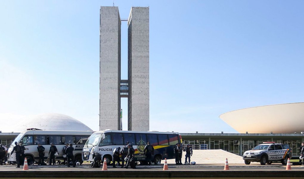 Ministro Edson Fachin, do STF, concedeu liminar para permitir a entrada de qualquer pessoa no Congresso Nacional durante a análise e votação da reforma da Previdência, nesta semana; segundo o ministro, o povo tem o direito e o dever de fiscalizar os parlamentares, cujas decisões terão impacto direto em suas vidas; "O direito de acesso e acompanhamento dos trabalhos legislativos no âmbito do Congresso Nacional é consequência do comando constitucional previsto no artigo 1º da Carta Magna", afirmou o ministro (Foto: Aquiles Lins) Ministro Edson Fachin, do STF, concedeu liminar para permitir a entrada de qualquer pessoa no Congresso Nacional durante a análise e votação da reforma da Previdência, nesta semana; segundo o ministro, o povo tem o direito e o dever de fiscalizar os parlamentares, cujas decisões terão impacto direto em suas vidas; "O direito de acesso e acompanhamento dos trabalhos legislativos no âmbito do Congresso Nacional é consequência do comando constitucional previsto no artigo 1º da Carta Magna", afirmou o ministro