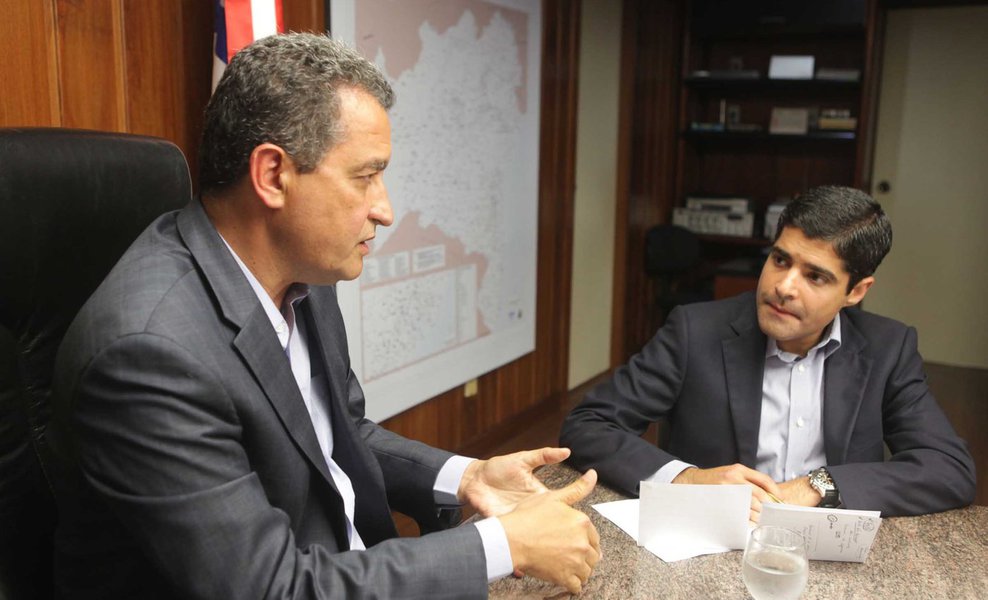 O prefeito de Salvador, ACM Neto (DEM), aparece com vantagem sobre o governador Rui Costa (PT) na disputa pelo governo da Bahia em 2018; de acordo com levantamento do Instituto Paraná Pesquisas, ACM lidera a disputa com 54,5%; Rui aparece em seguida, com 24,1%, o senador Otto Alencar (PSD) soma 4,7%, e Fábio Nogueira (PSOL) tem 2,9%. Indecisos somam 4,3%, e 9,5% não escolheram nenhum dos candidatos; em eventual segundo turno, com 58,4% das intenções de voto, Neto venceria Rui, que pontuou 28,8% (Foto: Romulo Faro) O prefeito de Salvador, ACM Neto (DEM), aparece com vantagem sobre o governador Rui Costa (PT) na disputa pelo governo da Bahia em 2018; de acordo com levantamento do Instituto Paraná Pesquisas, ACM lidera a disputa com 54,5%; Rui aparece em seguida, com 24,1%, o senador Otto Alencar (PSD) soma 4,7%, e Fábio Nogueira (PSOL) tem 2,9%. Indecisos somam 4,3%, e 9,5% não escolheram nenhum dos candidatos; em eventual segundo turno, com 58,4% das intenções de voto, Neto venceria Rui, que pontuou 28,8%