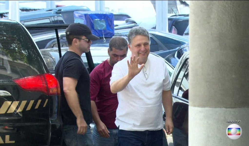 O ex-governador do Rio de Janeiro Anthony Garotinho (PR) foi levado para uma cela dentro do quartel do Corpo de Bombeiros, no bairro Humaitá, na zona sul da capital fluminense; a decisão foi tomada por determinação da Justiça, informou a Defesa Civil; ele foi encaminhado até o local em uma viatura da Polícia Federal, depois de passar por exames no Instituto Médico Legal (IML) (Foto: Leonardo Lucena) O ex-governador do Rio de Janeiro Anthony Garotinho (PR) foi levado para uma cela dentro do quartel do Corpo de Bombeiros, no bairro Humaitá, na zona sul da capital fluminense; a decisão foi tomada por determinação da Justiça, informou a Defesa Civil; ele foi encaminhado até o local em uma viatura da Polícia Federal, depois de passar por exames no Instituto Médico Legal (IML)