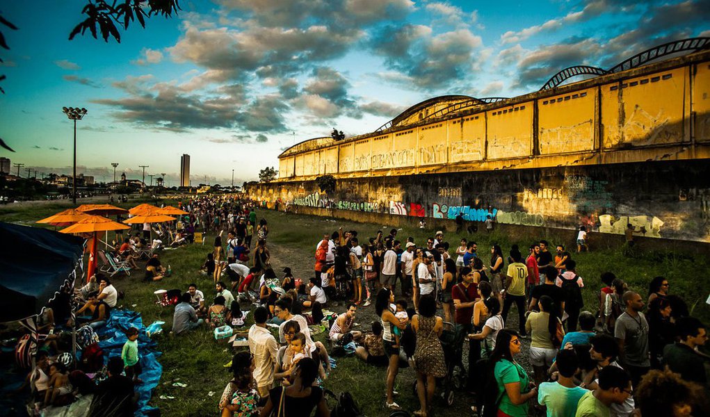 Tribunal Regional Federal da 5ª Região (TRF5) decidiu, por unanimidade, que o leilão do Pátio Ferroviário das Cinco Pontas, localizado no bairro de São José, na área conhecida como Cais José Estelita, na área central do Recife, foi legal; local foi arretado pelo Consórcio Novo Recife Empreendimentos que possui projetos para a construção de torres residenciais e empresariais, além de outros equipamentos urbanos no local; um dos líderes do Movimento Direitos Urbanos (MDU), Leonardo Cisneiros, disse que "a decisão do TRF não leva em consideração o trabalho que está sendo feito pela Polícia Federal que investiga uma possível fraude no processo do leilão. Ela só trata de uma parte das irregularidades" (Foto: Paulo Emílio) Tribunal Regional Federal da 5ª Região (TRF5) decidiu, por unanimidade, que o leilão do Pátio Ferroviário das Cinco Pontas, localizado no bairro de São José, na área conhecida como Cais José Estelita, na área central do Recife, foi legal; local foi arretado pelo Consórcio Novo Recife Empreendimentos que possui projetos para a construção de torres residenciais e empresariais, além de outros equipamentos urbanos no local; um dos líderes do Movimento Direitos Urbanos (MDU), Leonardo Cisneiros, disse que "a decisão do TRF não leva em consideração o trabalho que está sendo feito pela Polícia Federal que investiga uma possível fraude no processo do leilão. Ela só trata de uma parte das irregularidades"